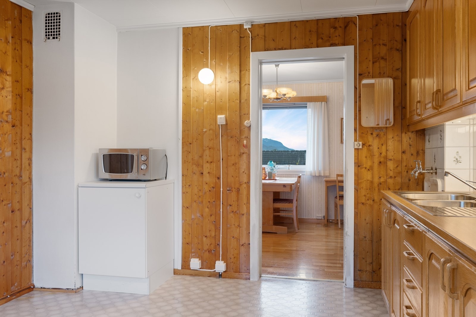 Kjøkken og spisestue er praktisk plassert ved siden av hverandre. Galleribilde