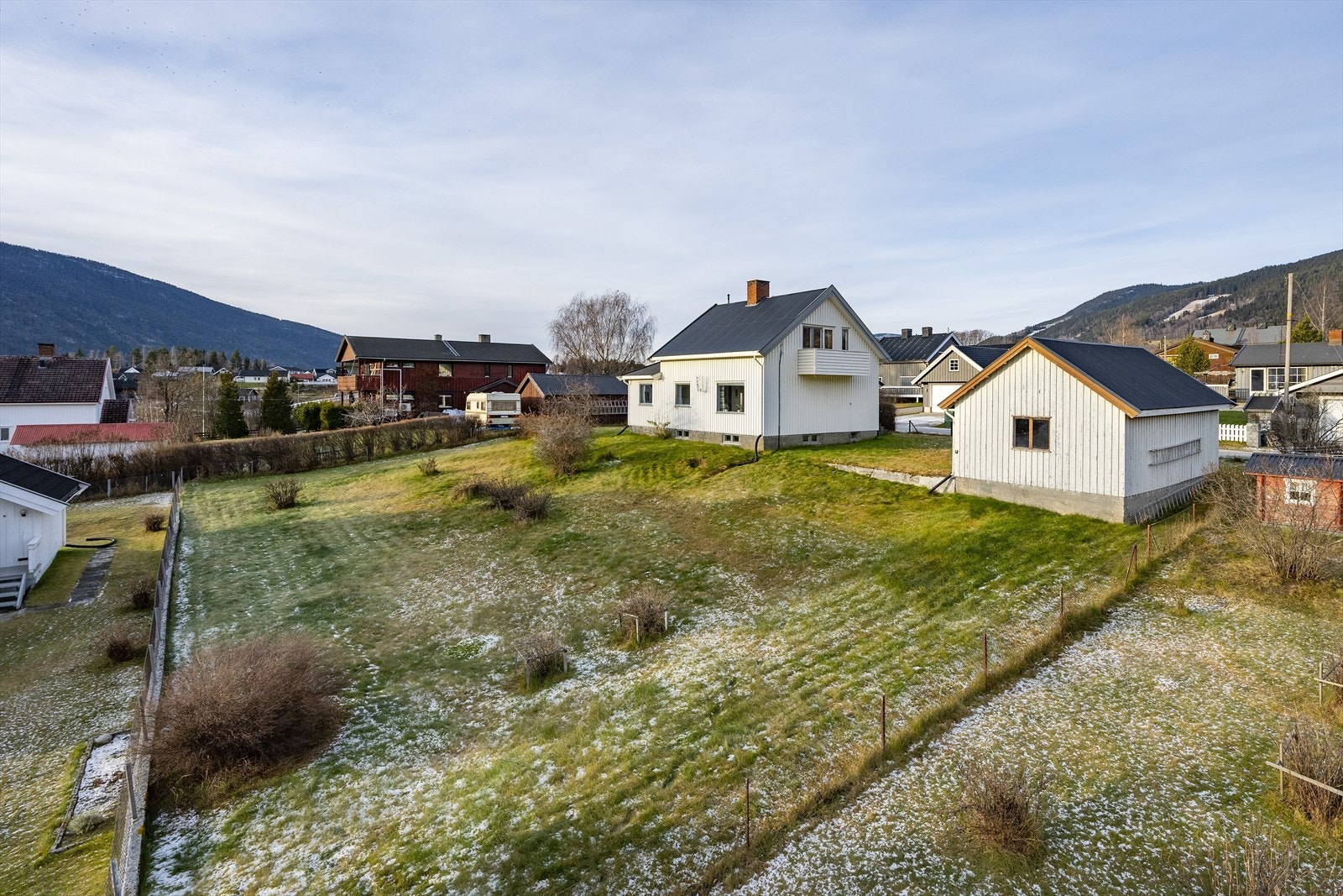 Boligen ligger på stor selveiertomt på 1 275 m². Galleribilde