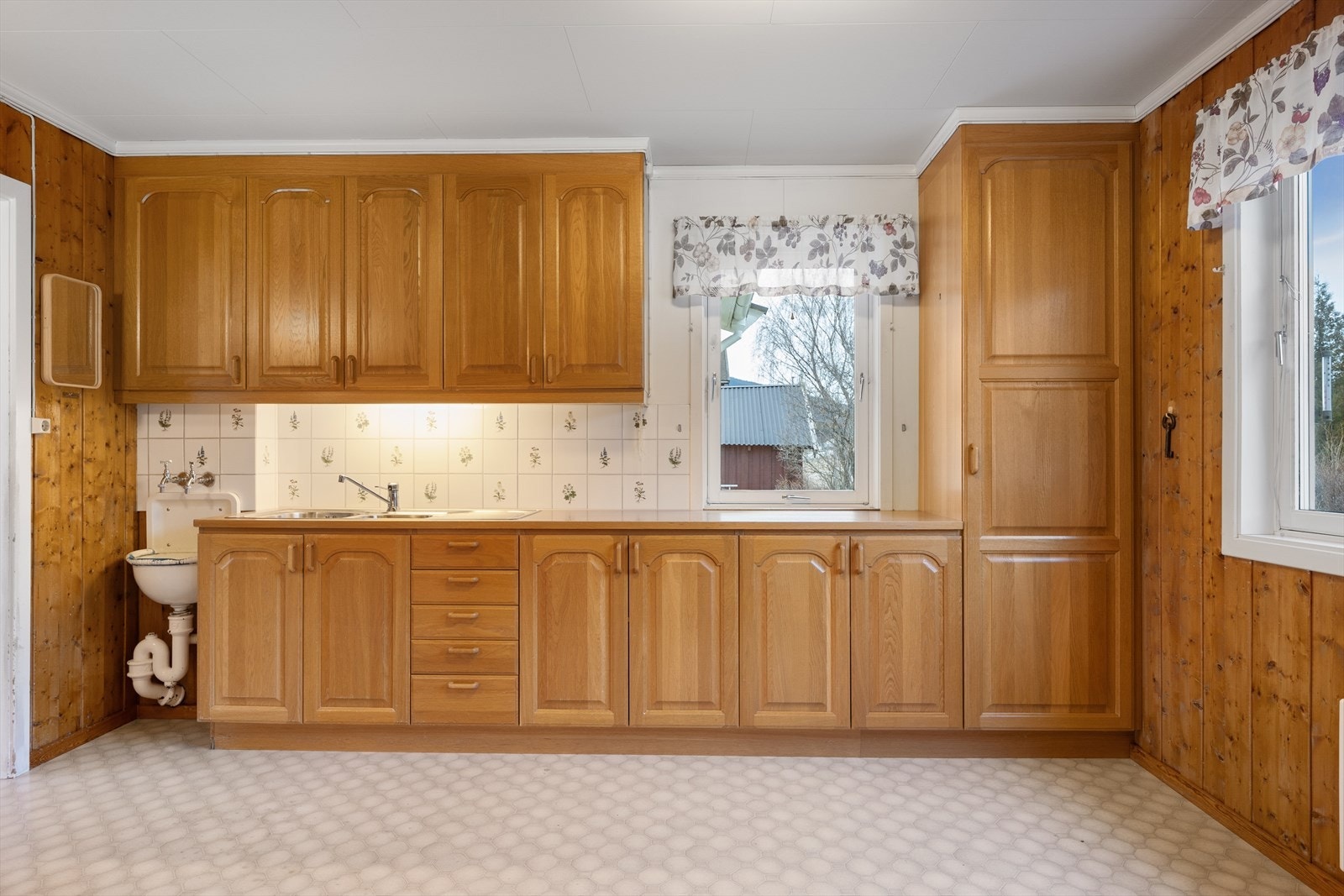 Det er masse skapplass og gode arbeidsflater på kjøkkenet. Galleribilde