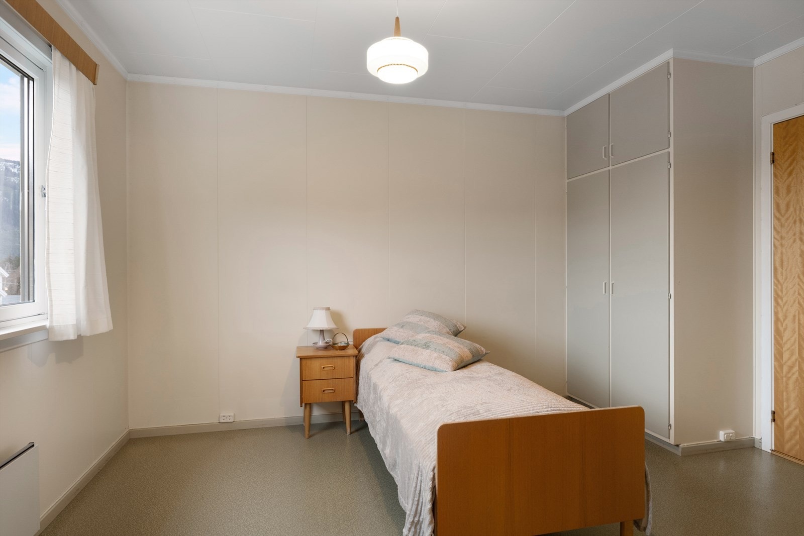 I hovedetasjen er det ett soverom. Galleribilde