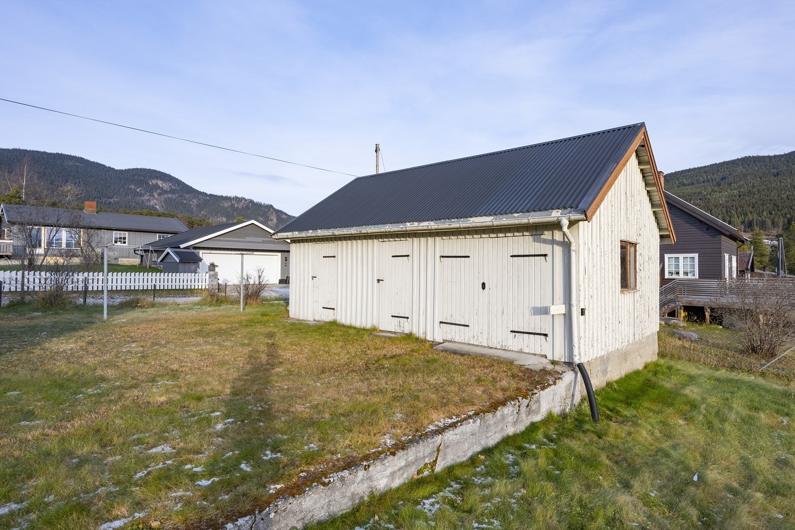 Garasje/uthus fra 1954. Fundamentert på ringmur i betong. Deler av av gulvet er støpt, samt noe tregulv. Galleribilde