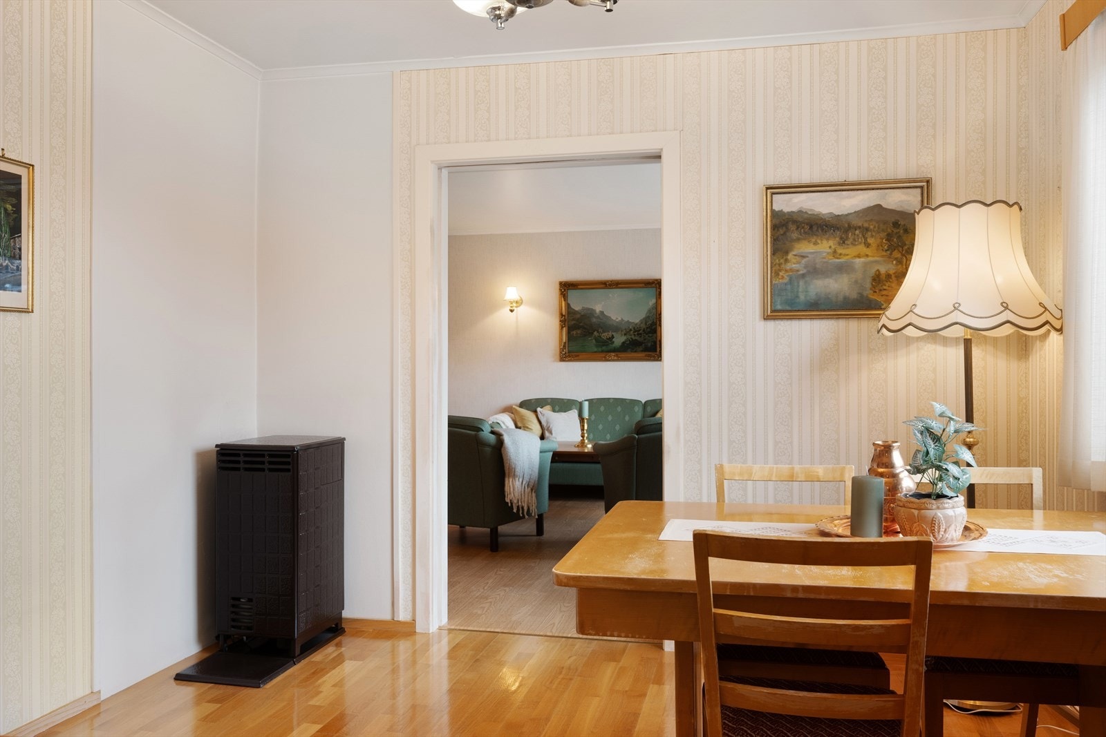 Fra spisestue mot stue. Galleribilde