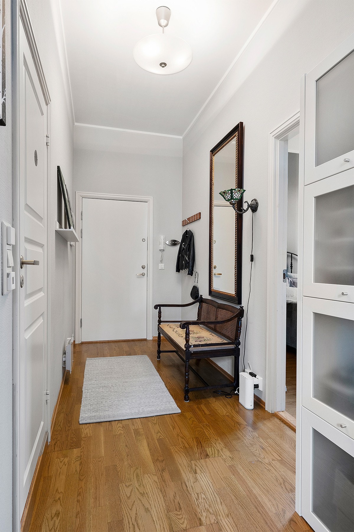 Entréen har gode muligheter for å sette fra seg sko og henge fra seg yttertøy. Galleribilde