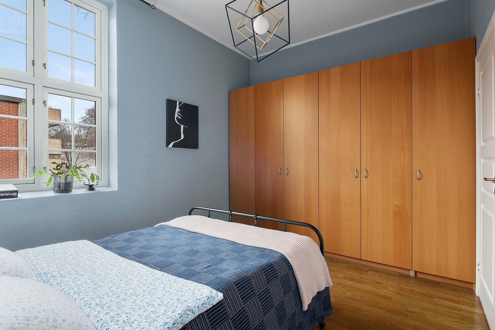 God plass til dobbeltseng, nattbord og garderobeløsninger. Galleribilde