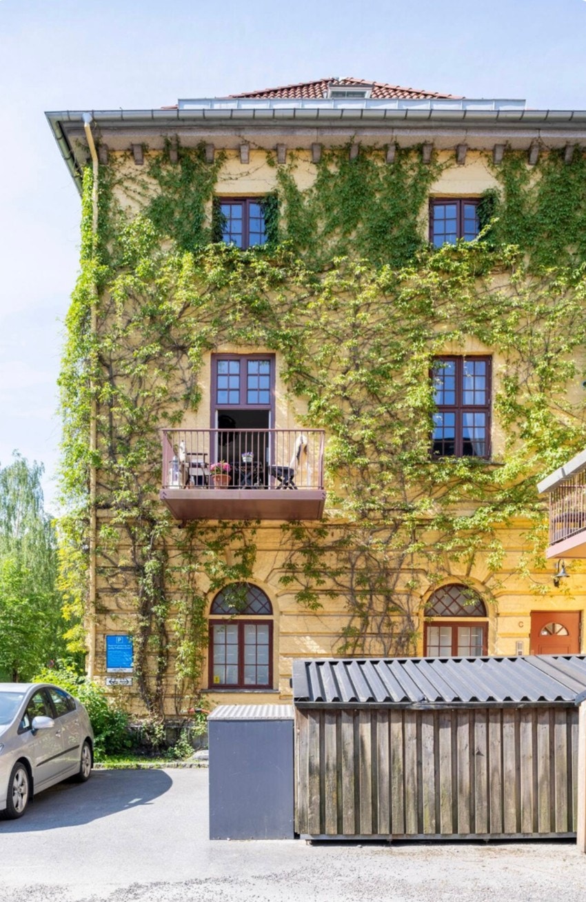 Balkongen sett fra gateplan på sommerstid. Galleribilde