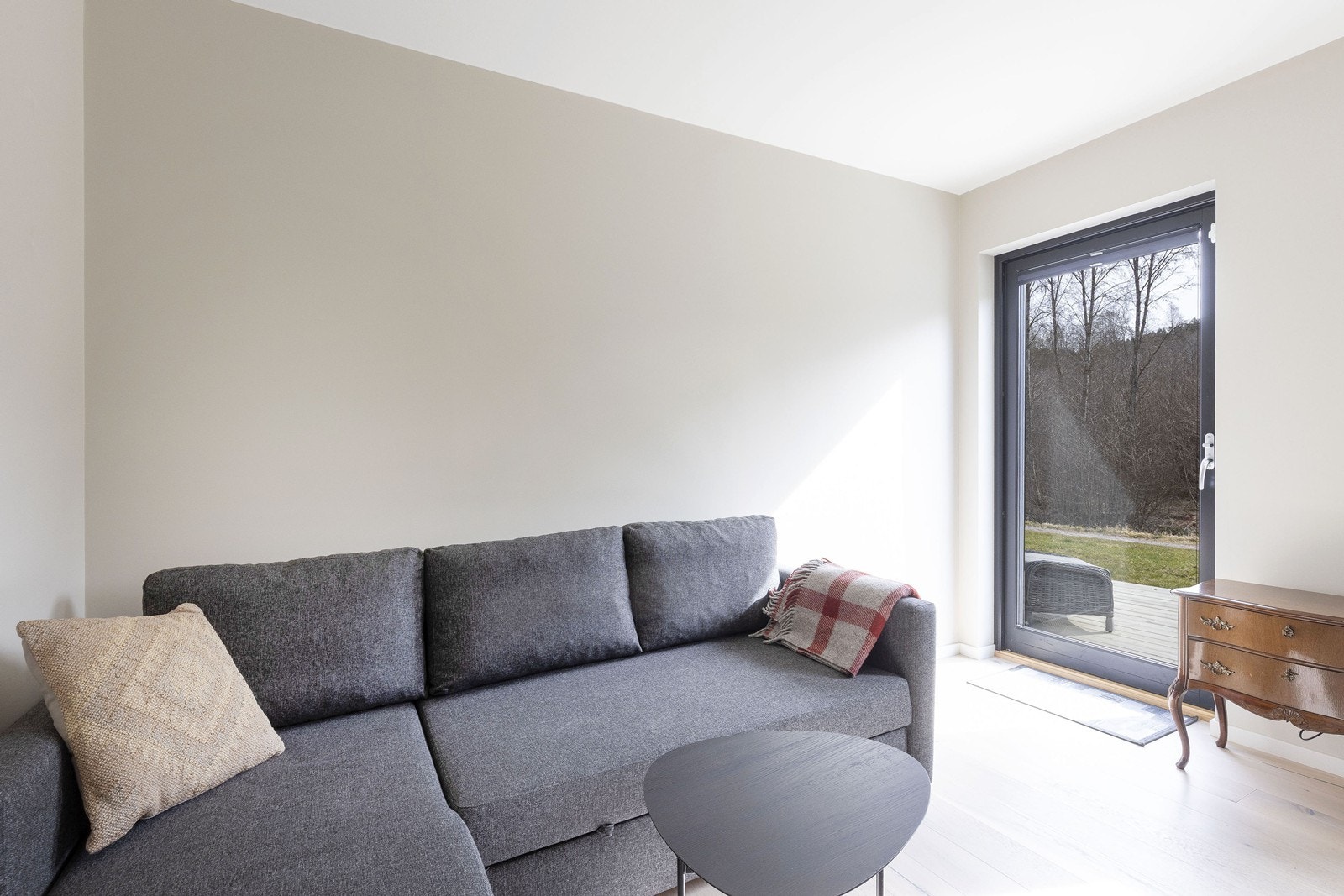 Soverom med utgang til terrasse Galleribilde