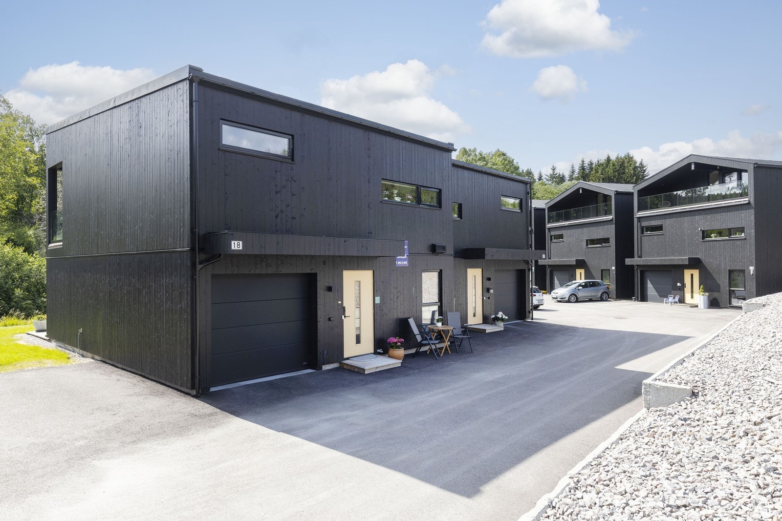 Biloppstillingsplass + garasje Galleribilde