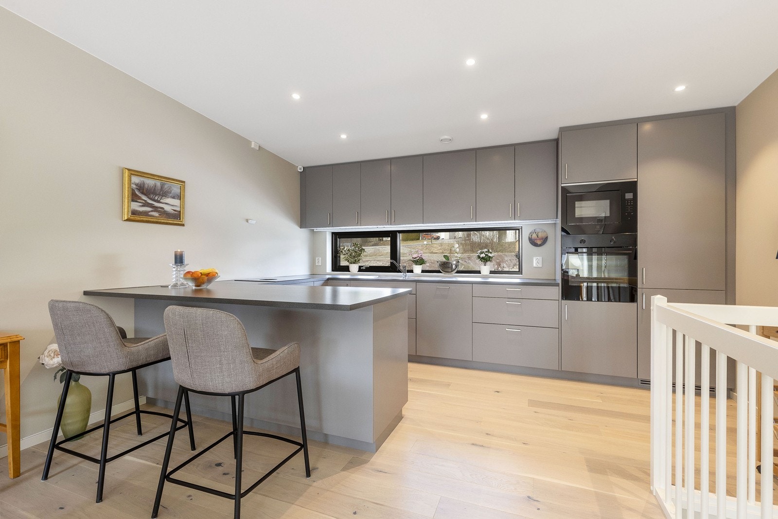 Pent kjøkken med integrerte hvitevarer. Galleribilde