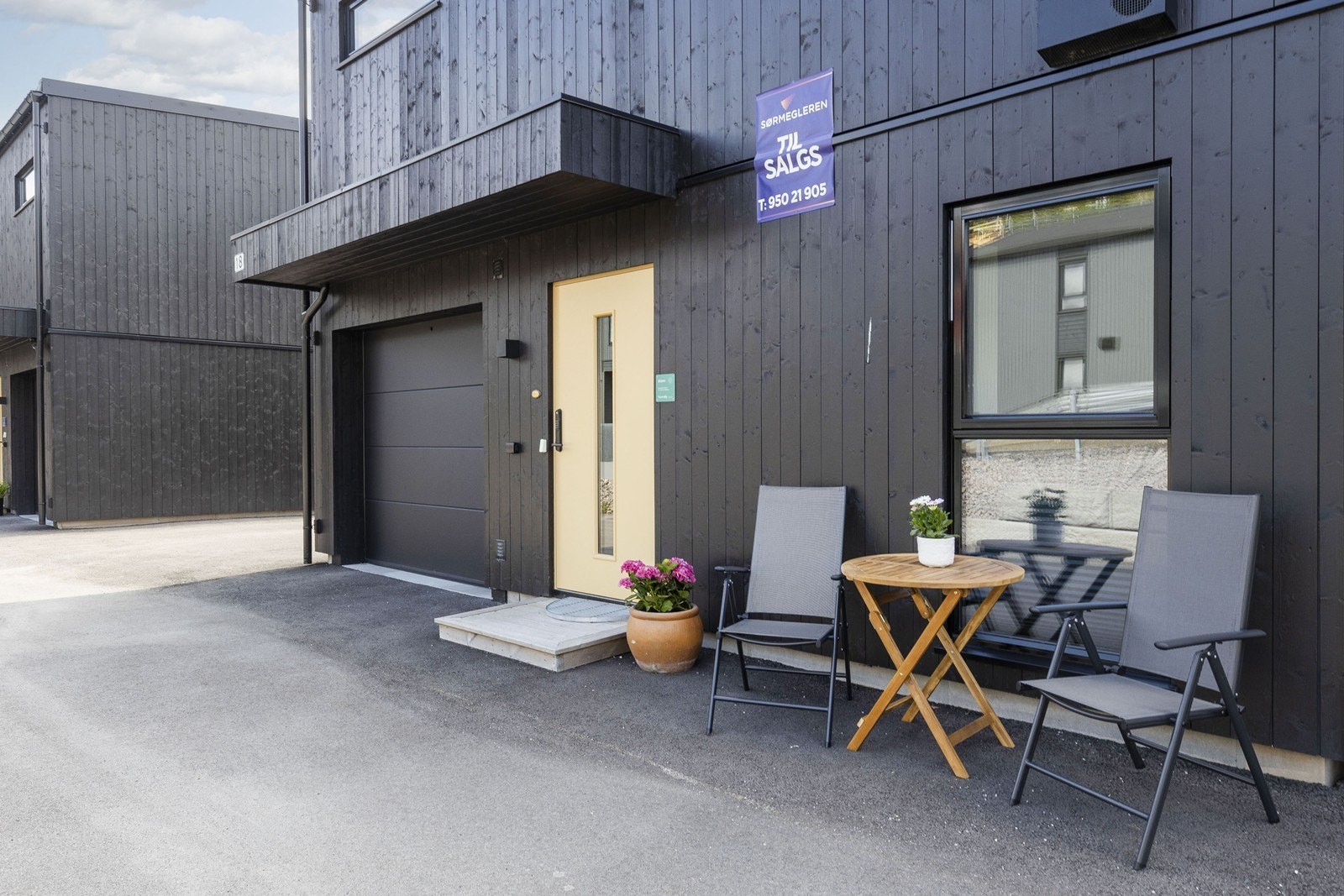 Inngang og garasje Galleribilde