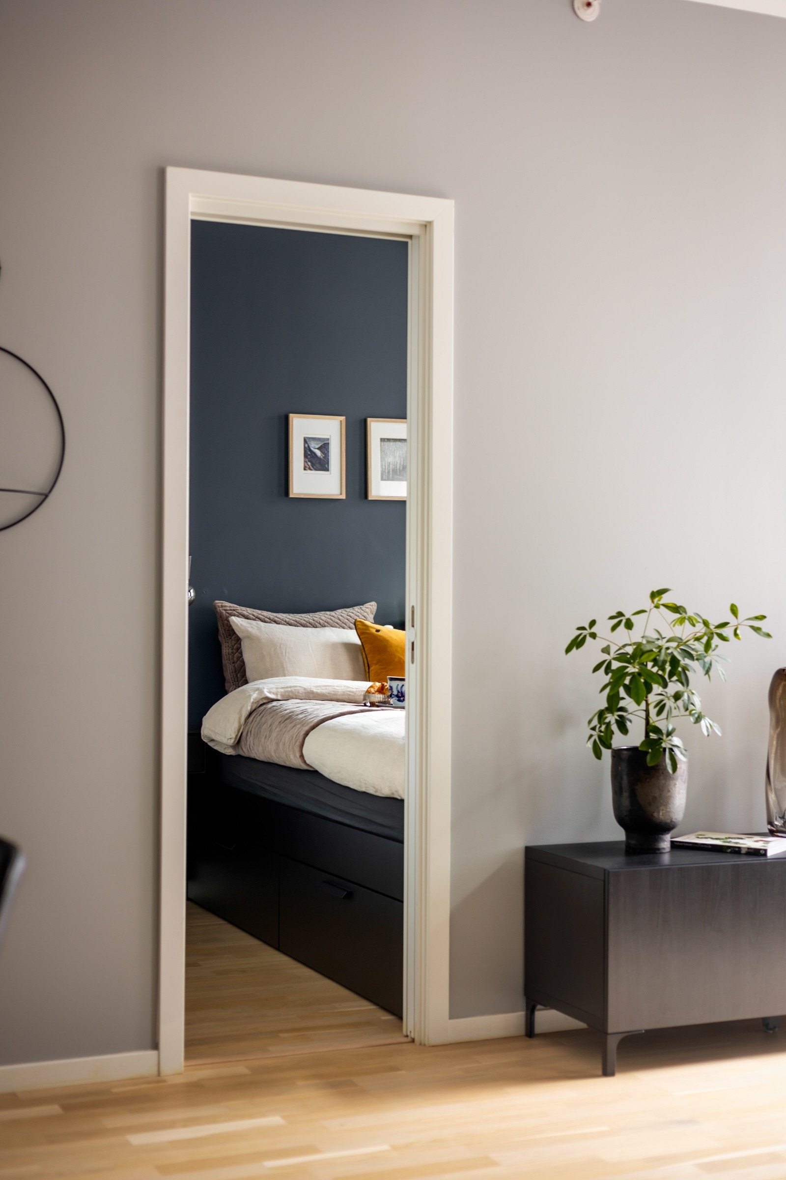 Leiligheten har et romslig soverom som vender ut mot stille bakgård Galleribilde