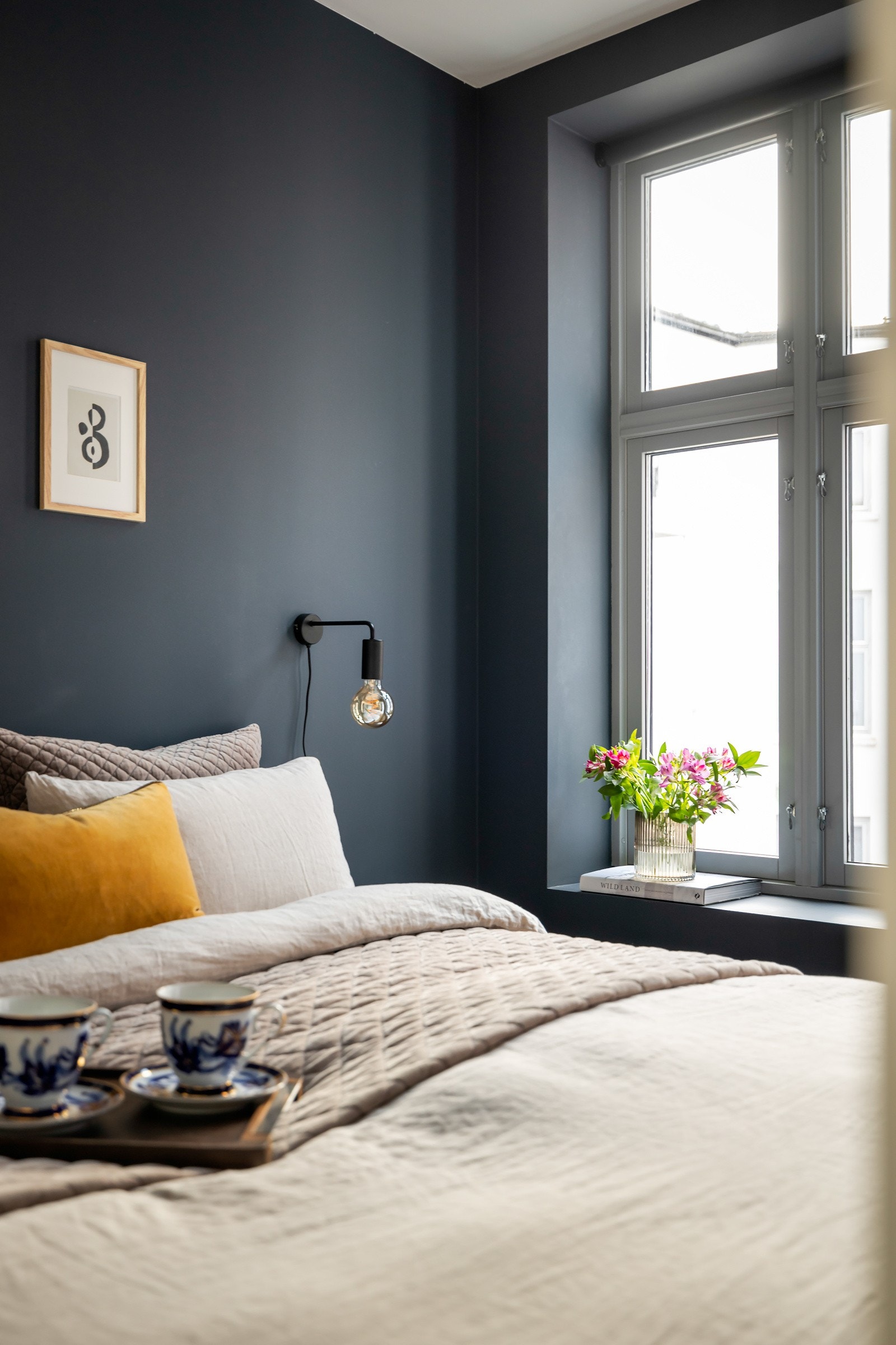 Rommet har god plass til dobbeltseng med nattbord på hver side Galleribilde