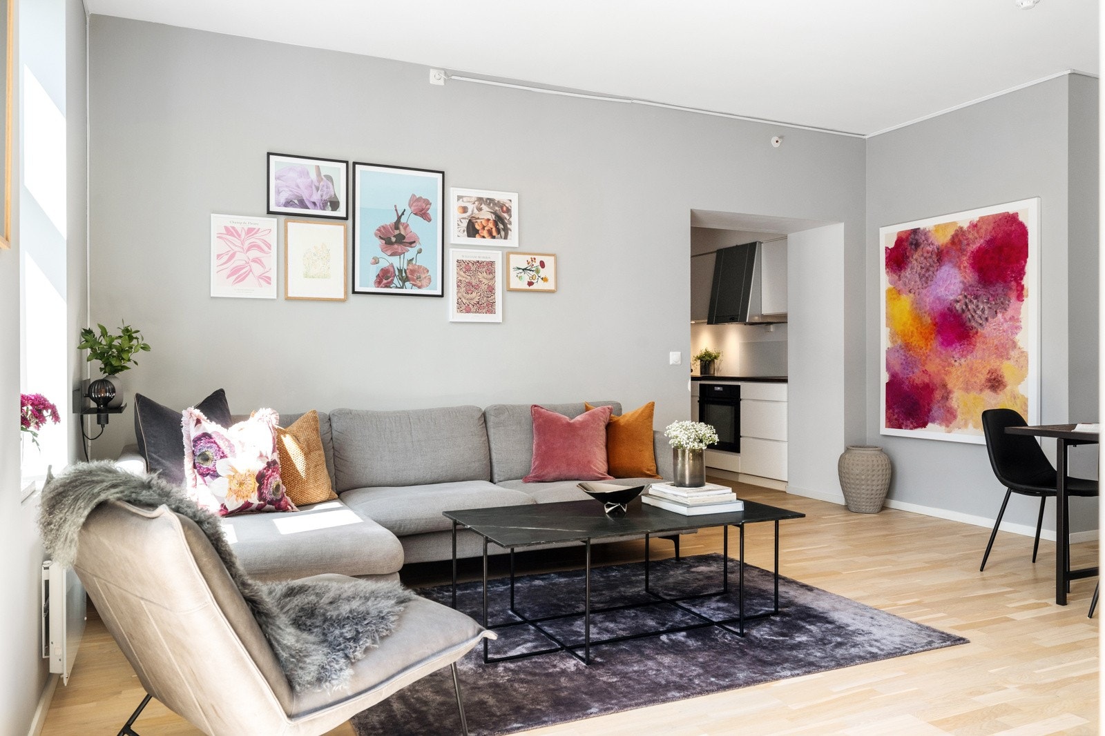 Takhøyden i stuen er på 2,74m som gjør dette til et svært luftig rom Galleribilde