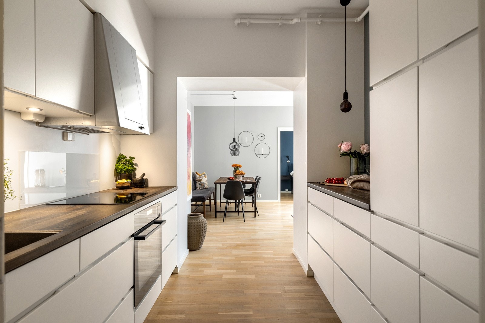 Innredningen fra KVIK har glatte fronter, benkeplate i tre og glassplate bak platetopp Galleribilde