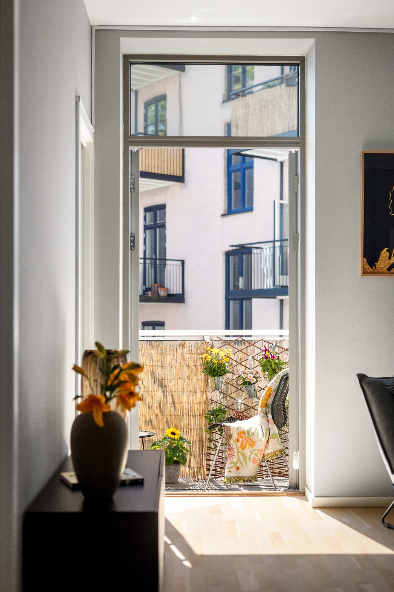 Fra stuen er det utgang til en hyggelig balkong via doble balkongdører Galleribilde