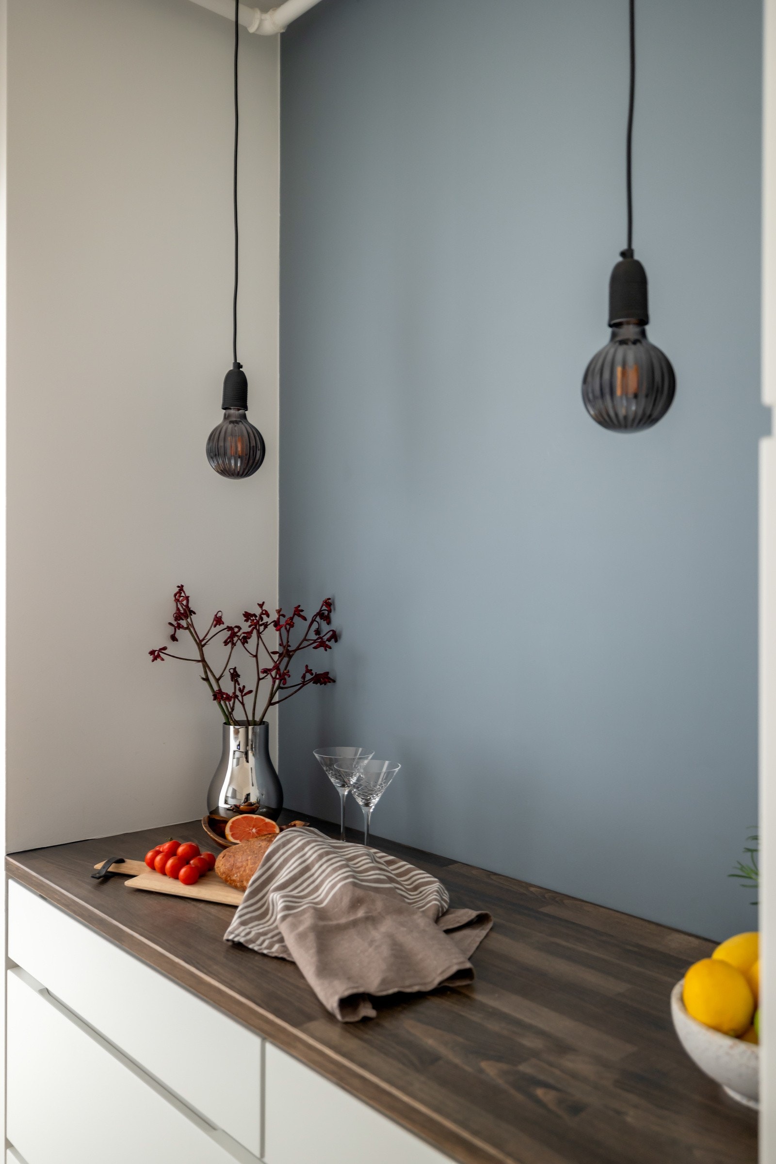 Integrerte hvitevarer fra AEG inneholder platetopp, stekeovn, oppvaskmaskin og kjøl- og fryseskap. Alle hvitevarer medfølger handelen Galleribilde