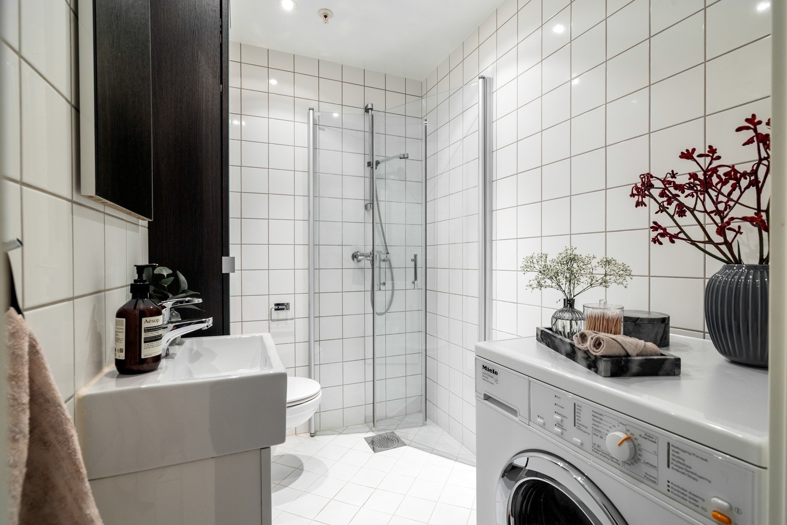 Leiligheten har et pent bad med flislagte overflater, gulvvarme og downlights i himlingen Galleribilde