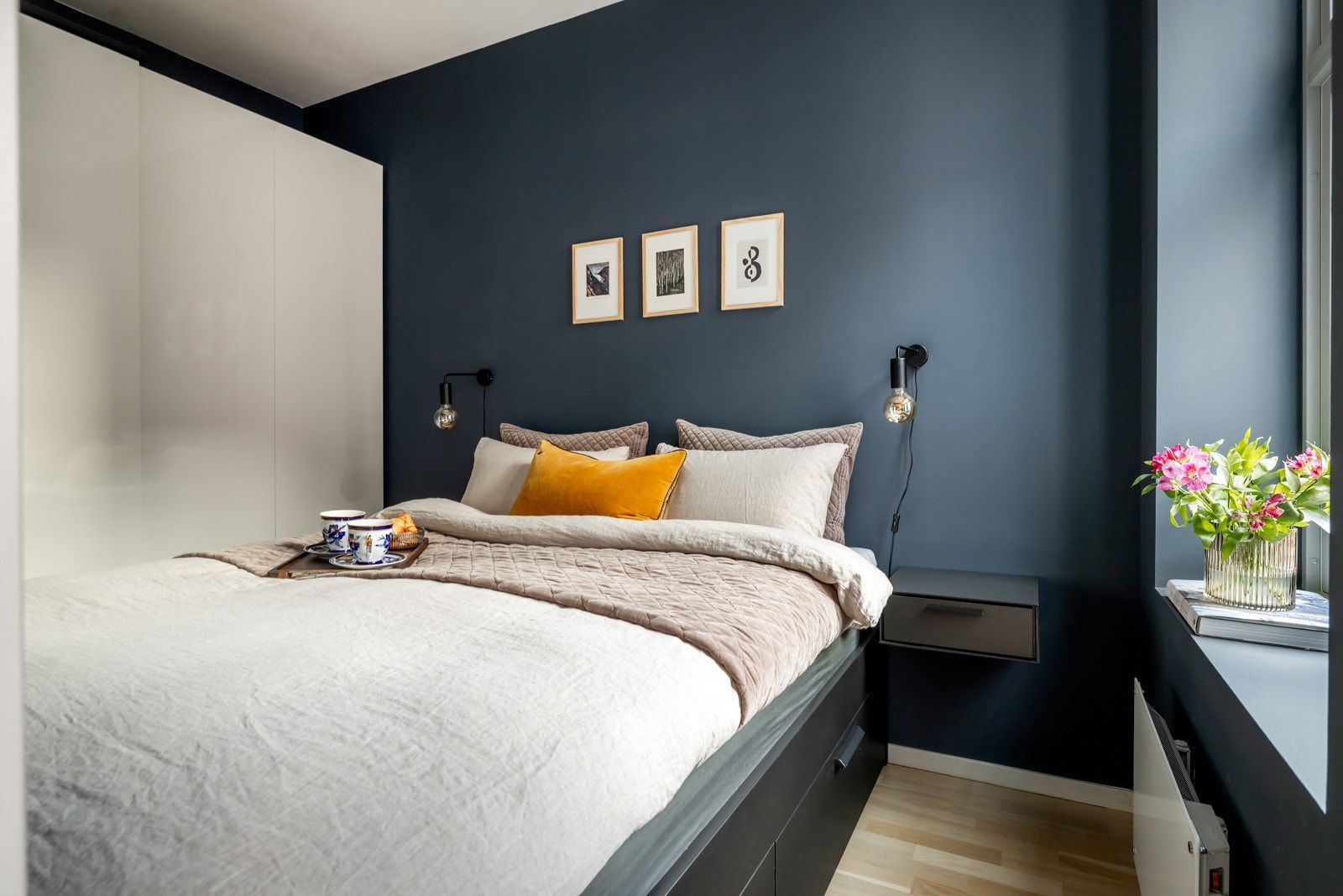 Soverommet er innredet med romslig skyvedørsgarderobe Galleribilde