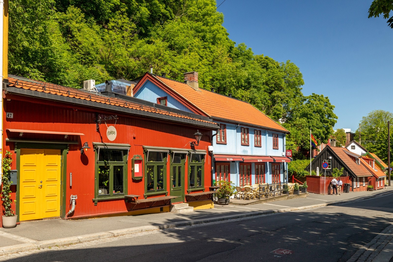 Fredensborg kjennetegnes blant annet gjennom utstrakt bruk av treverk i kombinasjon med tegl og klassiske bygårder. Fredensborg er et satsningsområde for Oslo kommune, hvor gaten er omgjort til miljøgate og området har fått et betydelig løft Galleribilde