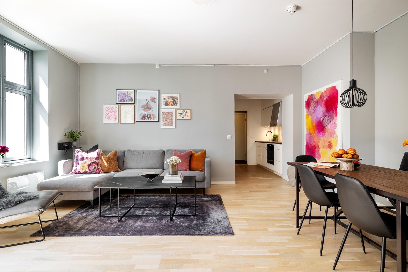 Kjøkkenet ligger i egen nisje og i delvis åpen løsning mot stuen Galleribilde