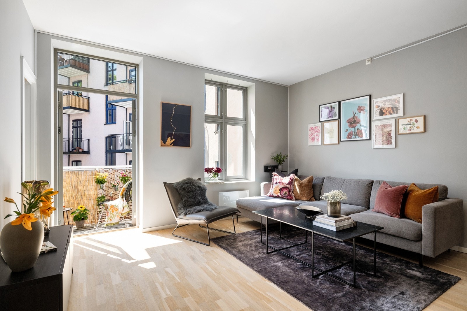 Det kommer rikelig med naturlig lys gjennom store vindusflater Galleribilde