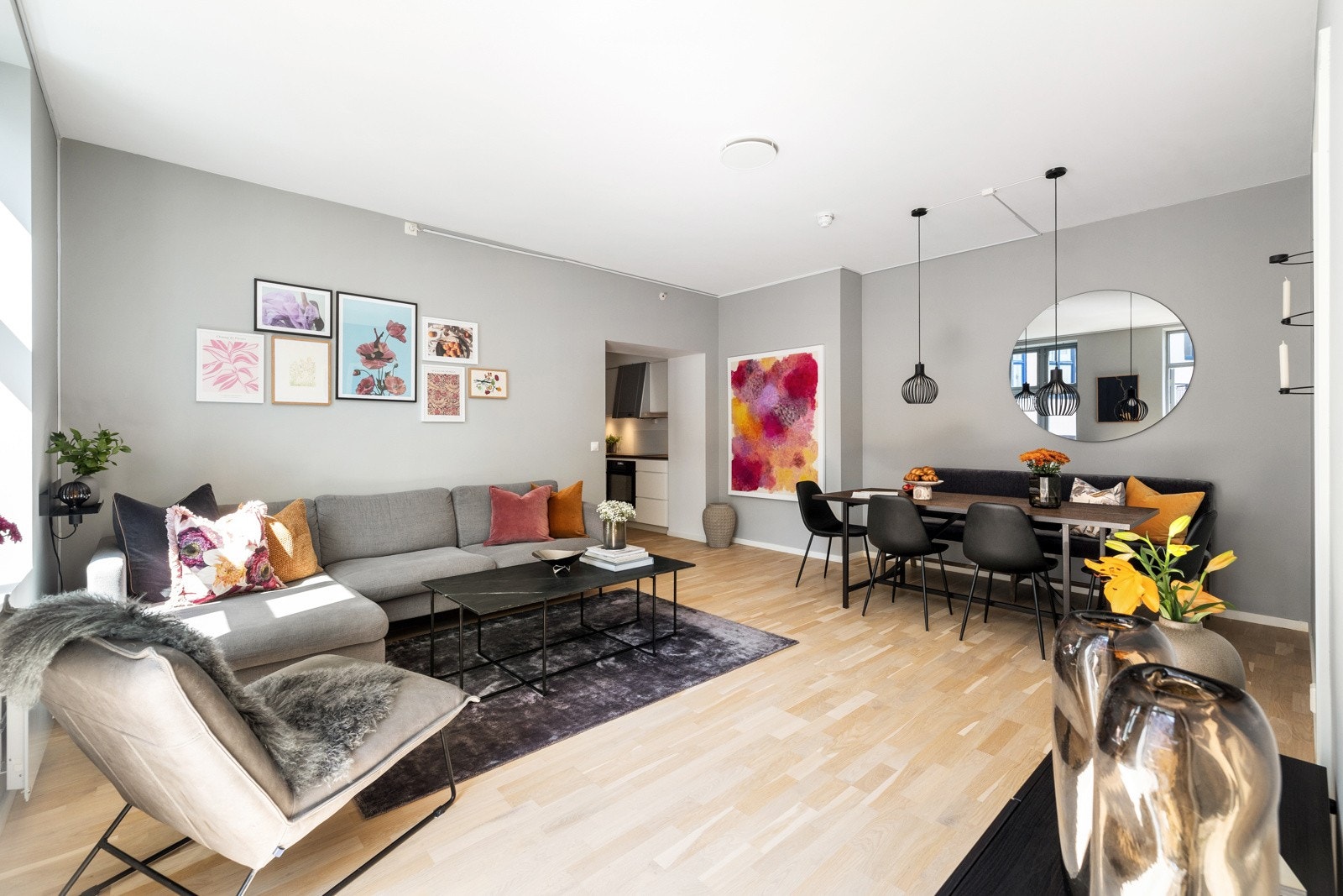 Stuen har god plass til en sofagruppe med tilhørende møblement og større spisebord Galleribilde