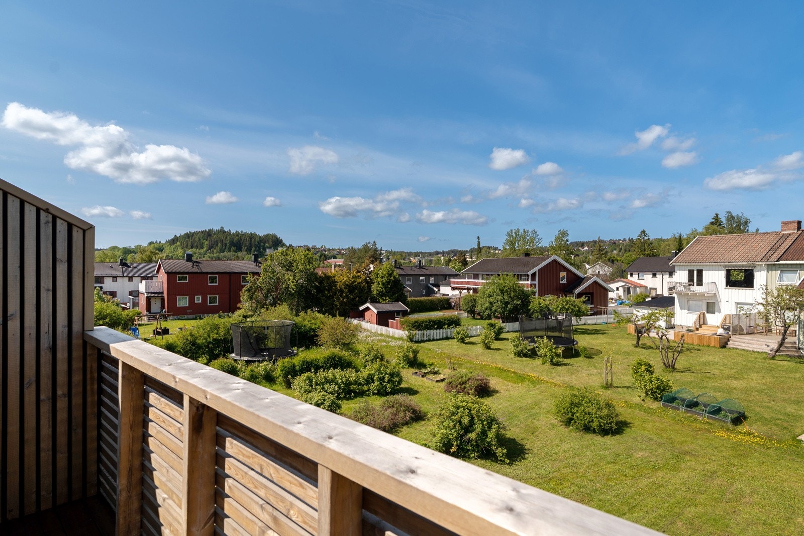 Fra balkongen har fin utsikt over nærområdet og felles hageområder for beboerne. Galleribilde