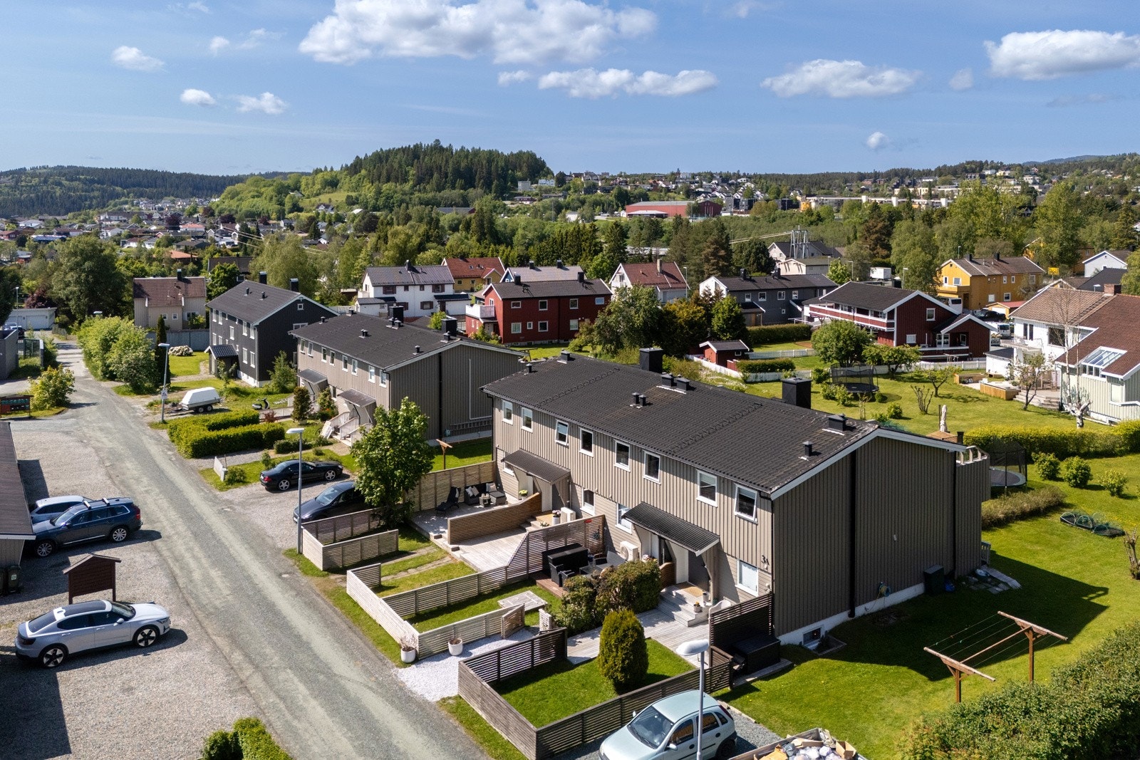 Enderekkehuset ligger i et attraktivt og barnevennlig boligområde på Munkvoll/Byåsen Galleribilde