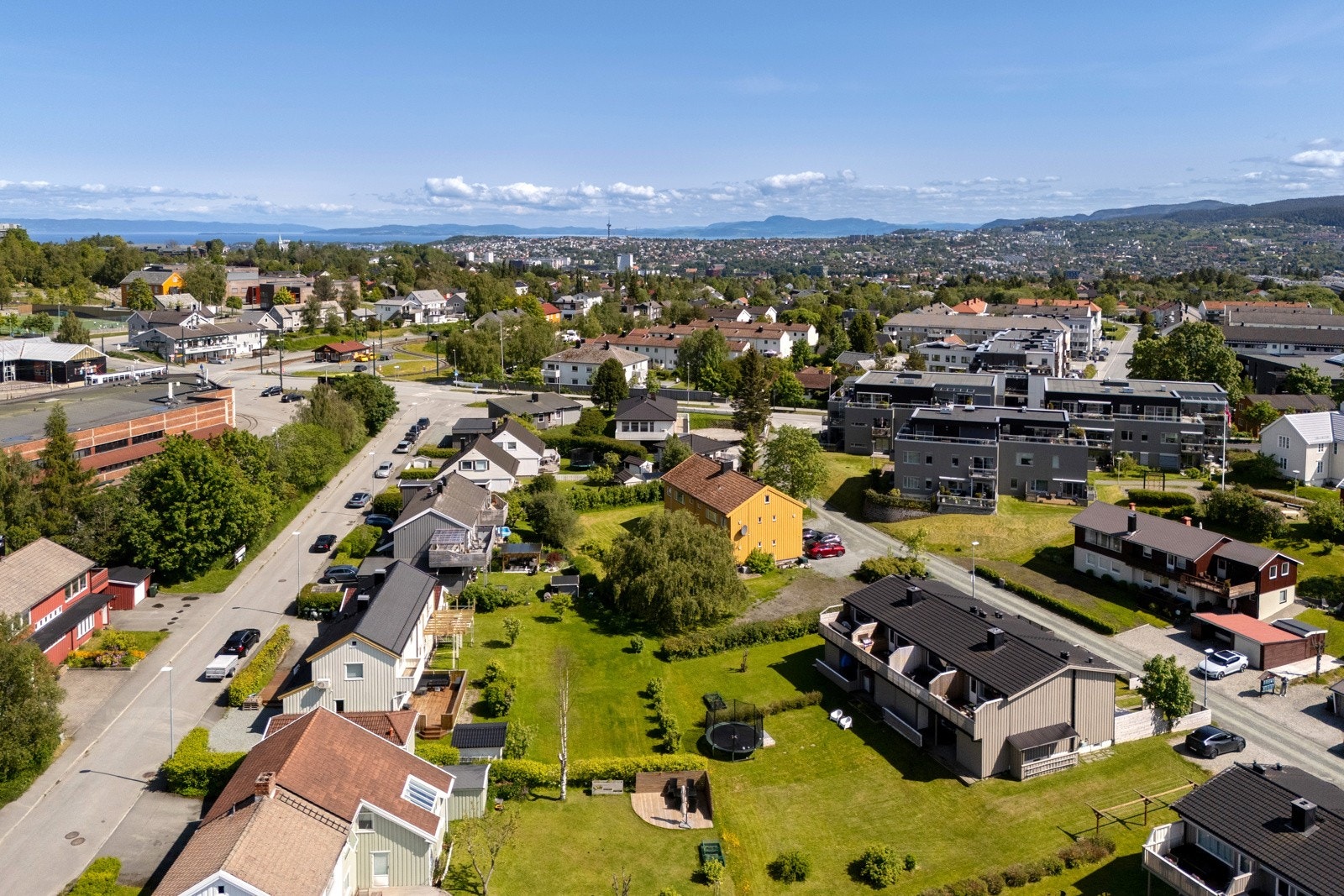 Parkering i garasje og oppstillingsplass på sameiets tomt. Egen nedgang til kjeller. Galleribilde