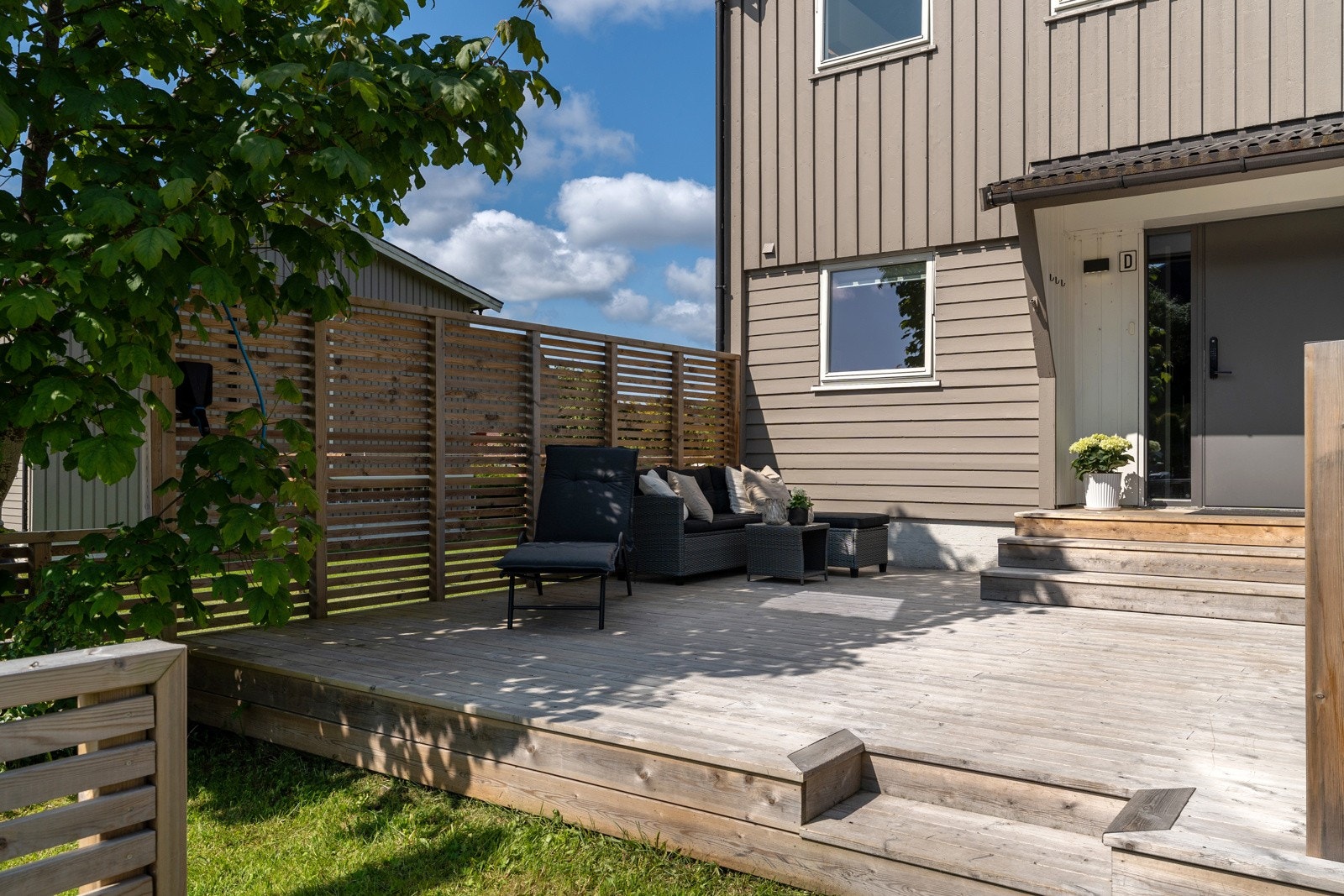 Ved inngangspartiet har man et flott terrasse på hele 24 kvm. Galleribilde