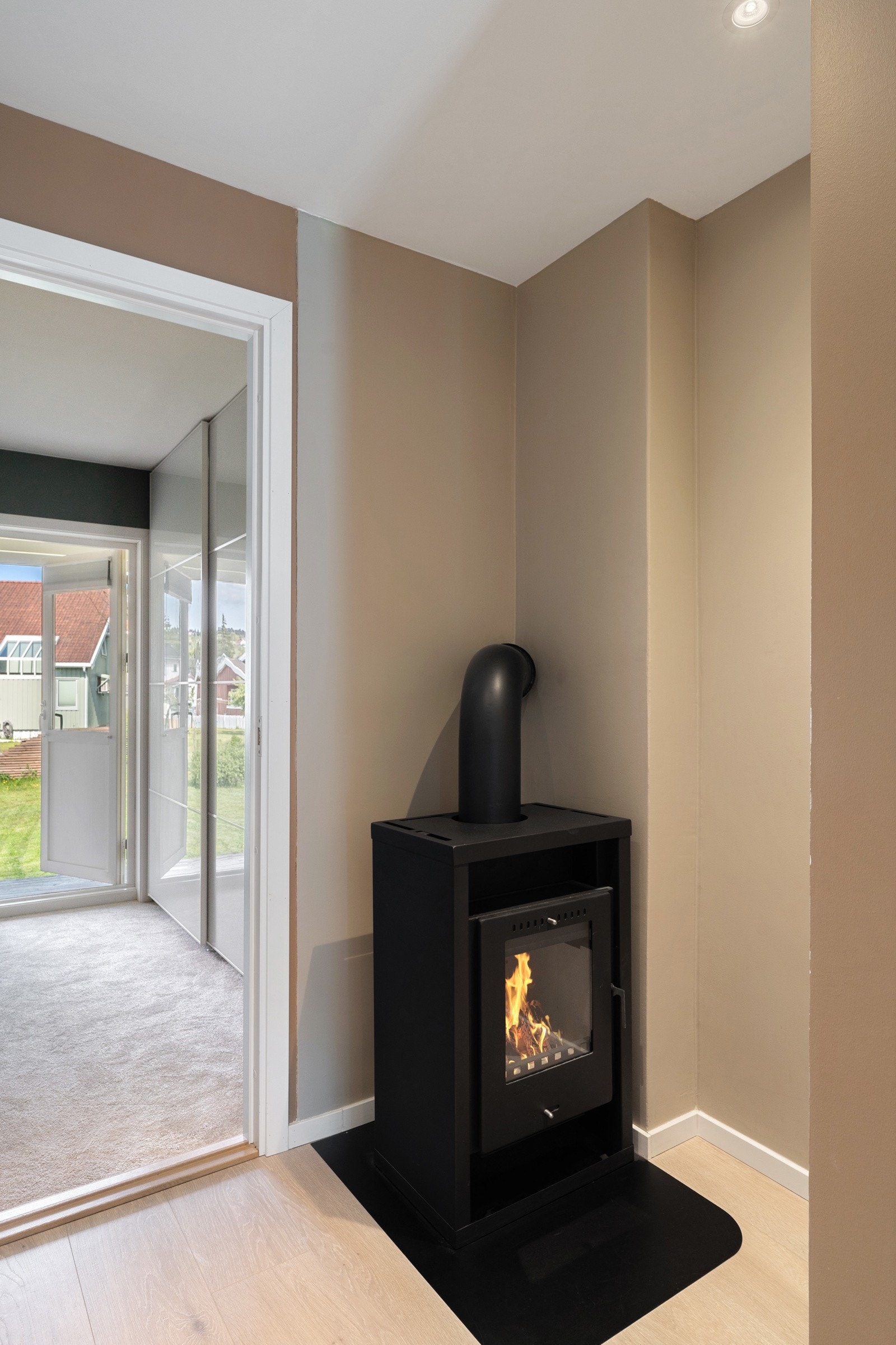 I gangen er det laminat på gulv, downlights i himling og en vedovn som varmer godt på kalde dager. Galleribilde