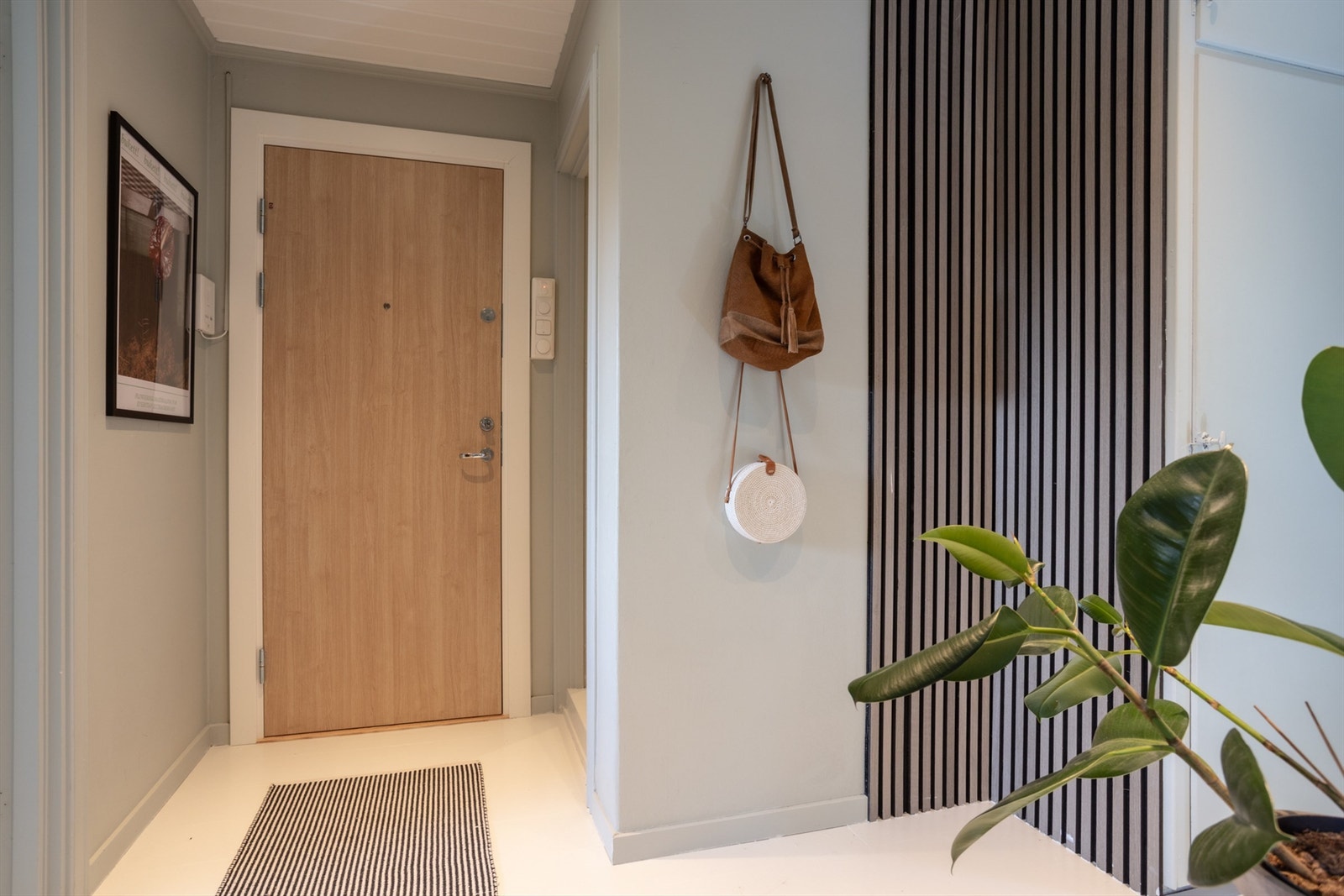 Velkommen inn!
Innbydende og praktisk gang/entré med god oppbevaring av yttertøy og sko. Galleribilde