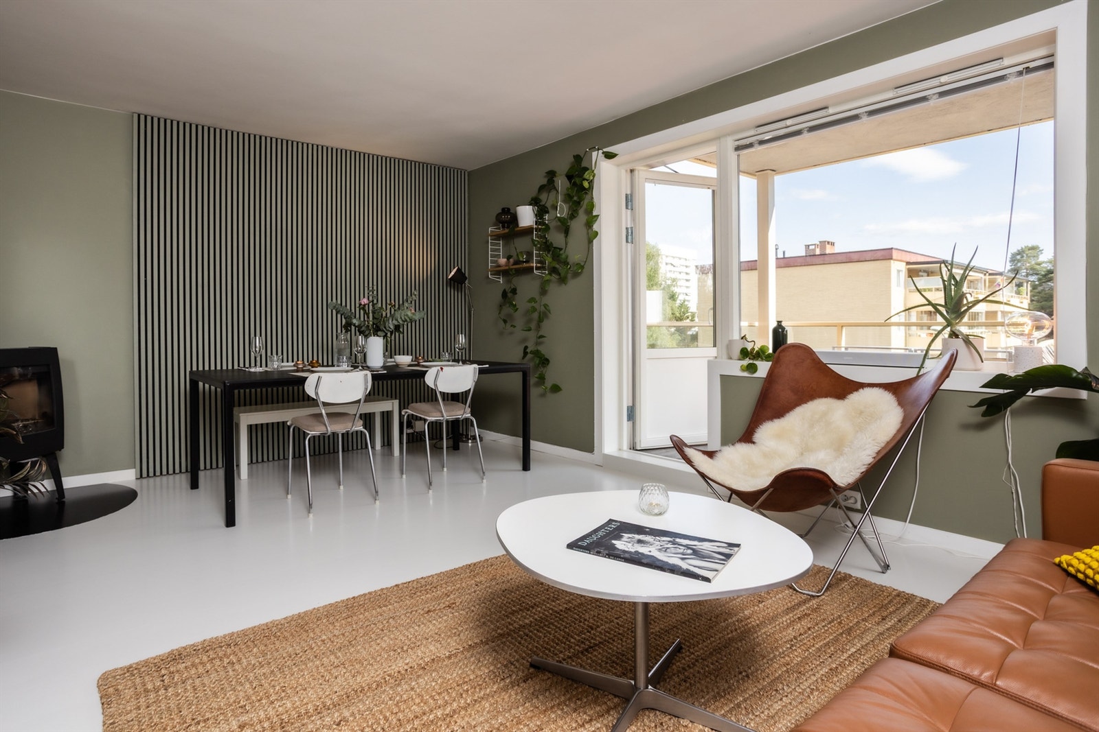 En stor og luftig stue med god plass til spisebord og sofakrok. Galleribilde