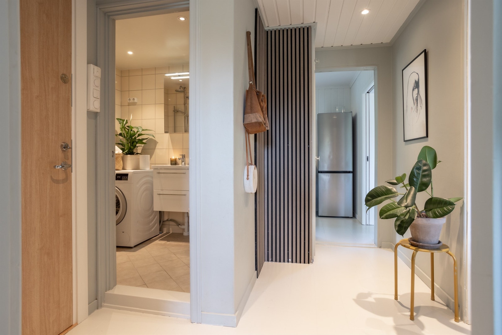 Gang/entrè med nymalte gulv, spilevegg-detalj og spotter i taket.
Integrert garderobeskap. Galleribilde