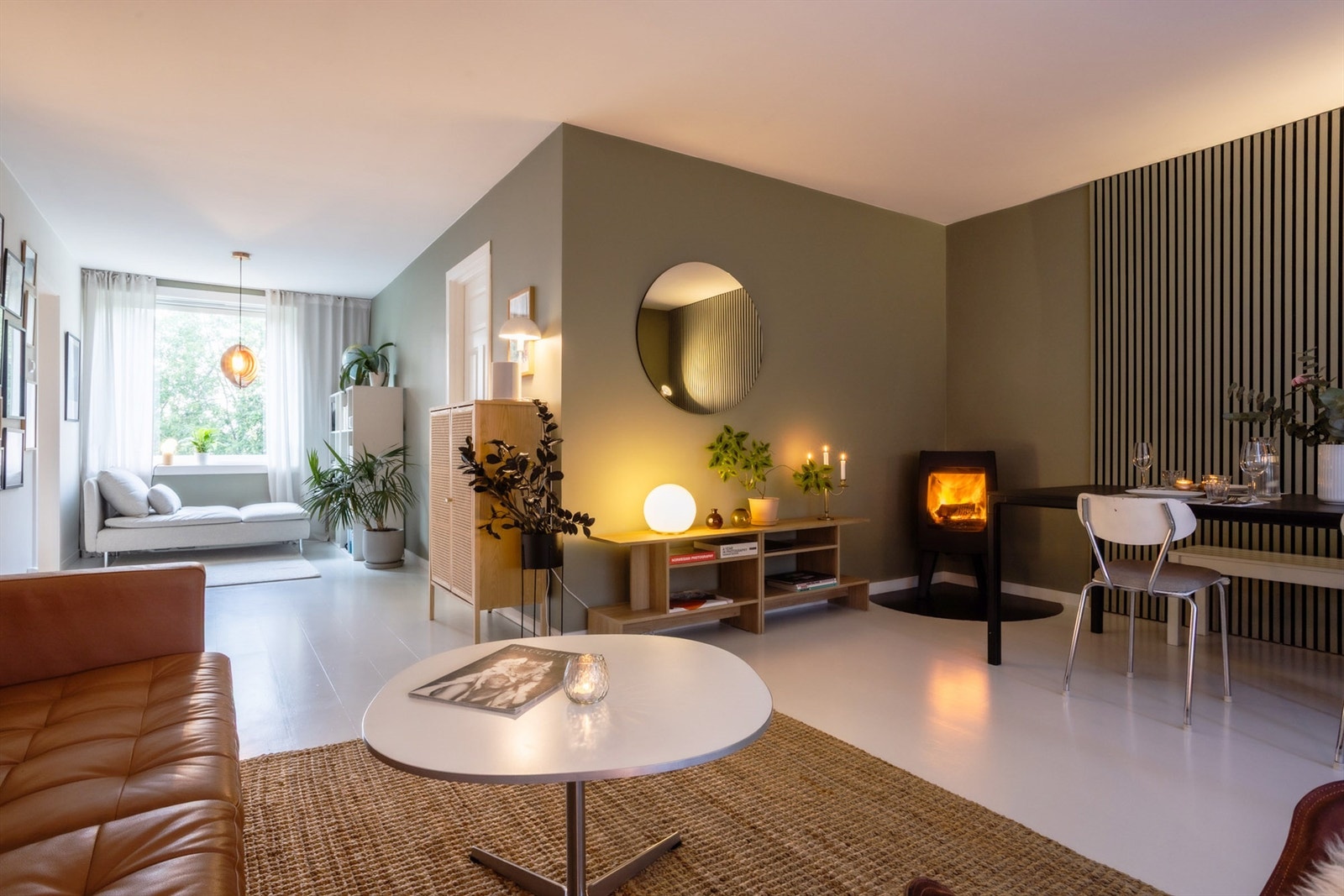 Lekker og gjennomført stue med peisovn fra 2024. Galleribilde