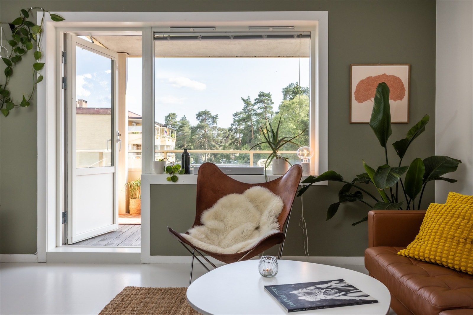 Store vindusflater slipper mye lys inn i leiligheten fra begge sider. Vinduer fra 2016. Galleribilde