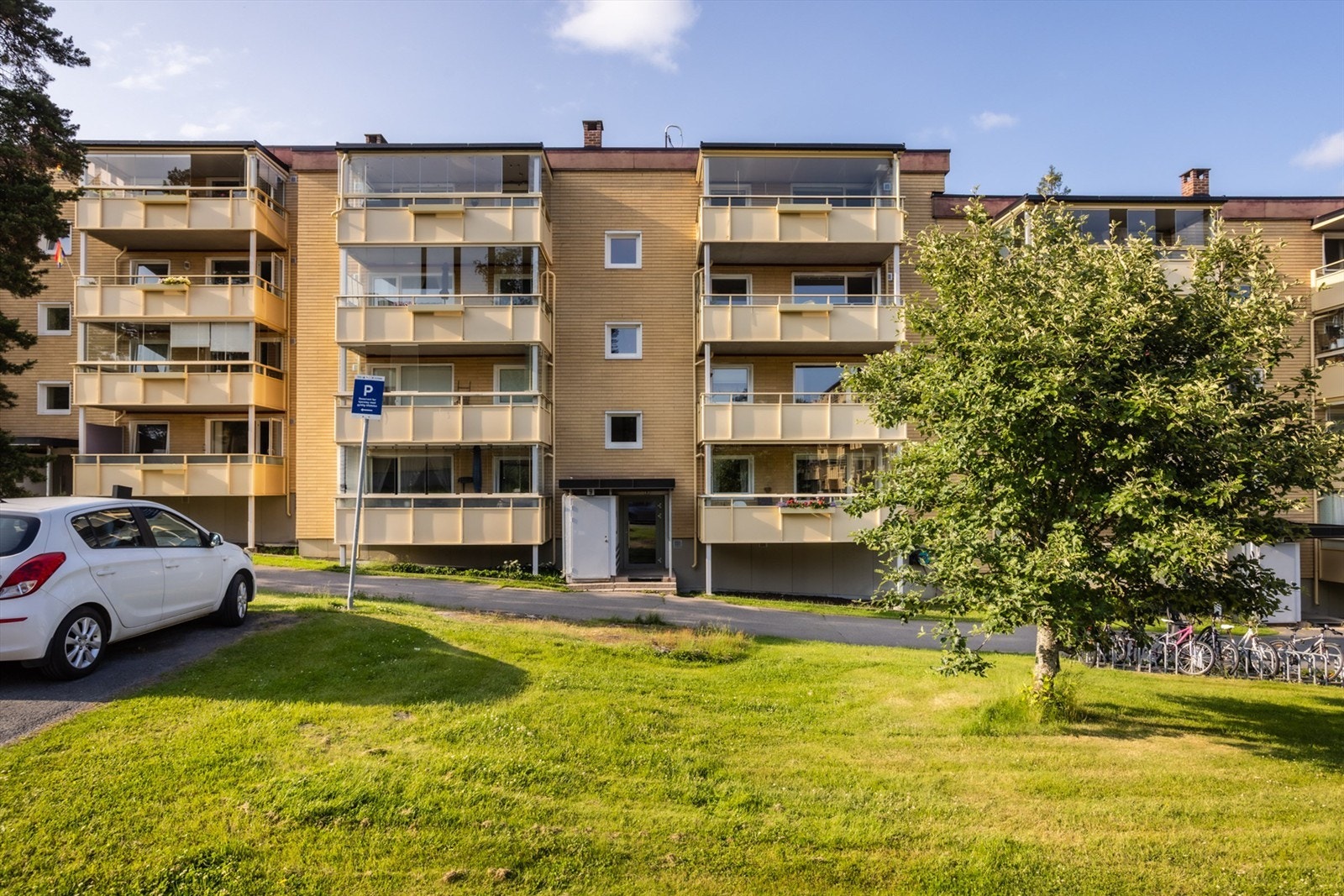 Borettslaget har store og luftige grøntarealer som omkranser blokkene.
I tillegg har du Godliaskogen rett bak deg. Galleribilde