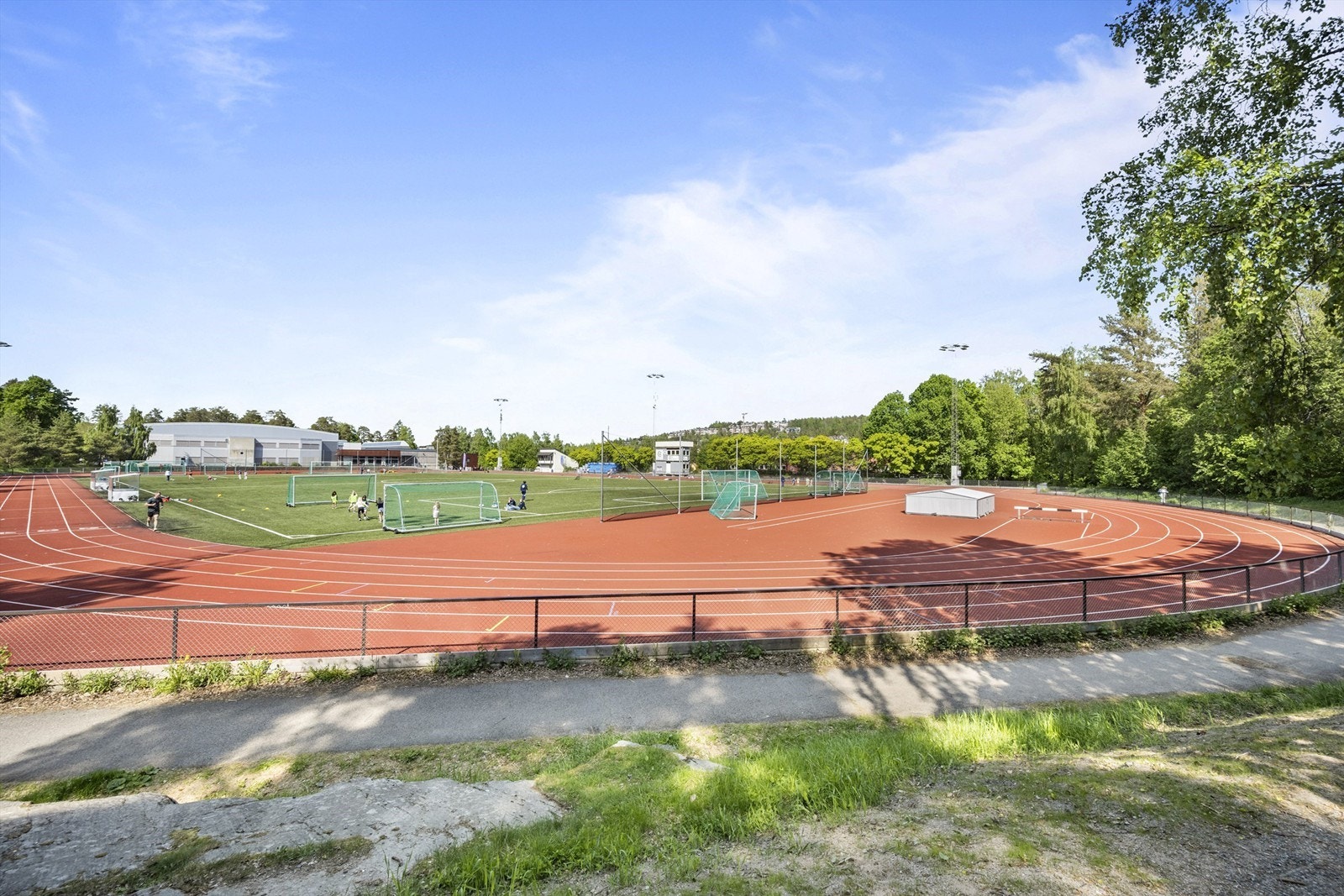 Oppsal Arena befinner seg i umiddelbar nærhet.
Her finner du mange flotte treningsmuligheter og et utallig utvalg av ymse idretter! Galleribilde
