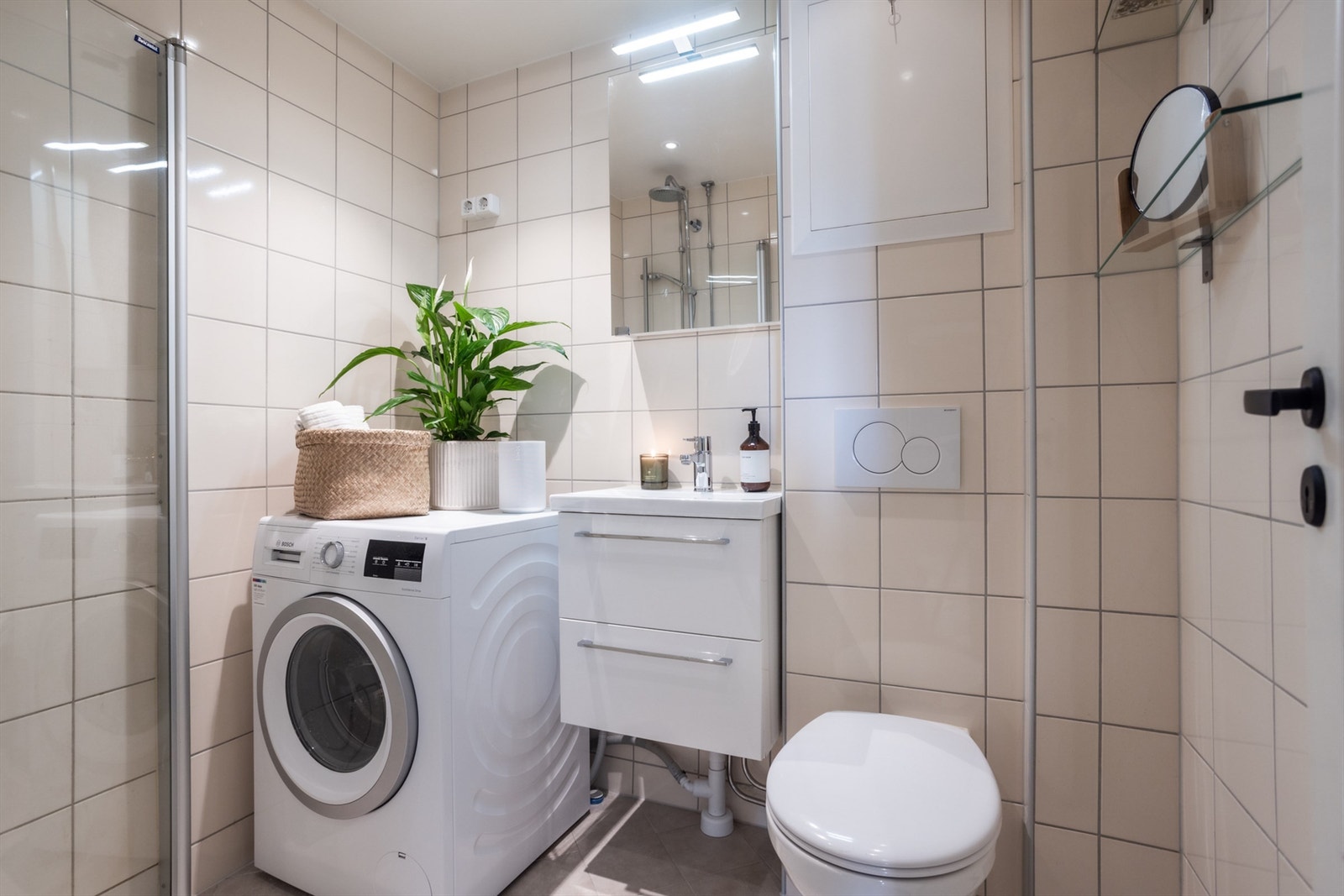 Deilig gulvvarme, vegghengt toalett, opplegg vaskemaskin og spotter i nedsenket tak. Galleribilde