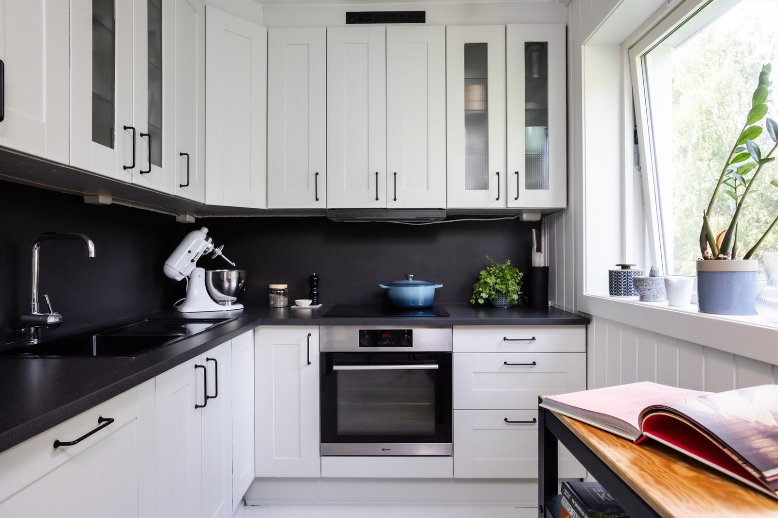 Kjøkkenet er oppgradert i 2022/23 med ny benkeplate, oppvaskkum og malte fronter. Galleribilde