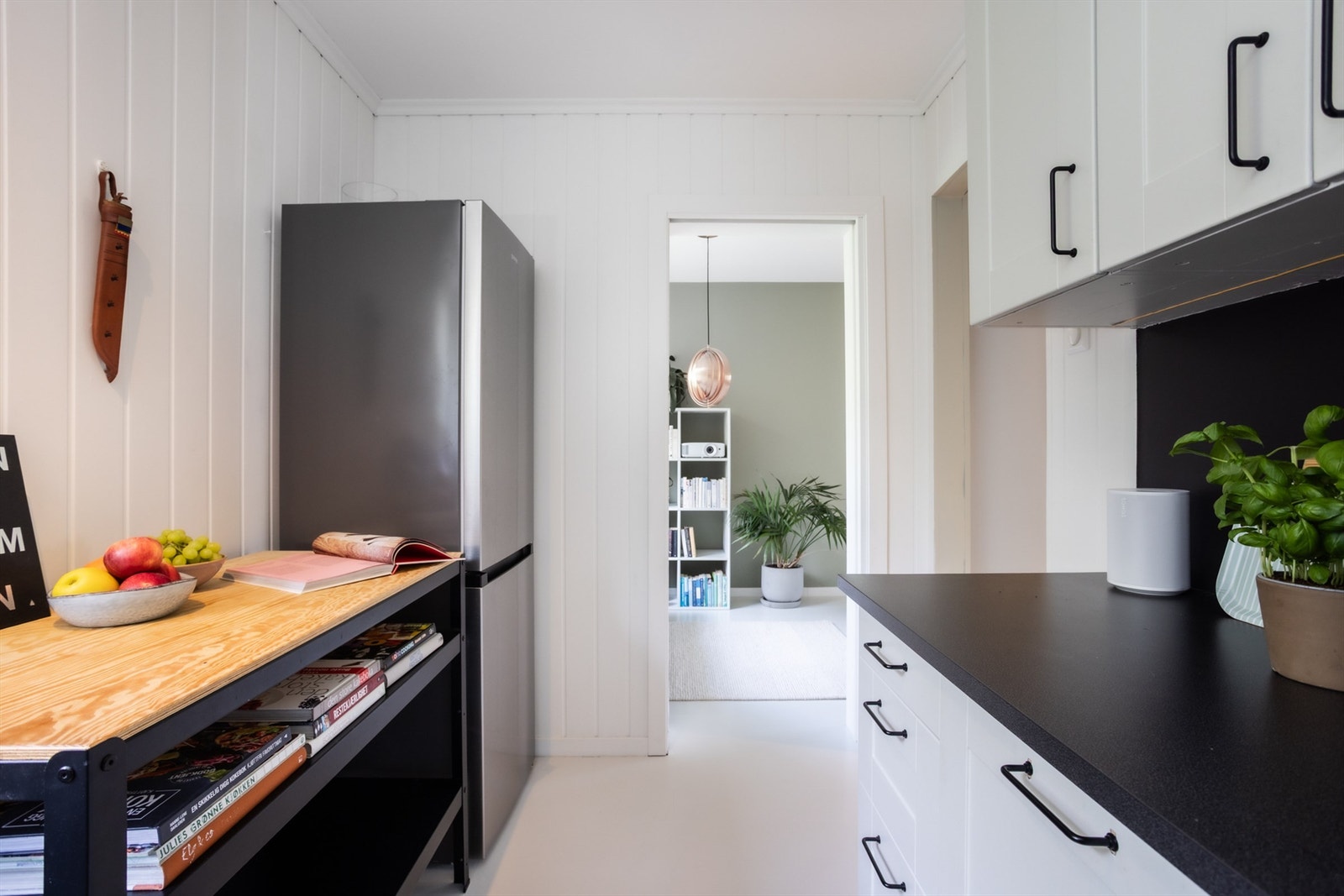 Lyst pent kjøkken. Her er det skyvedør til det som evt kan bli det 3. soverommet. Galleribilde