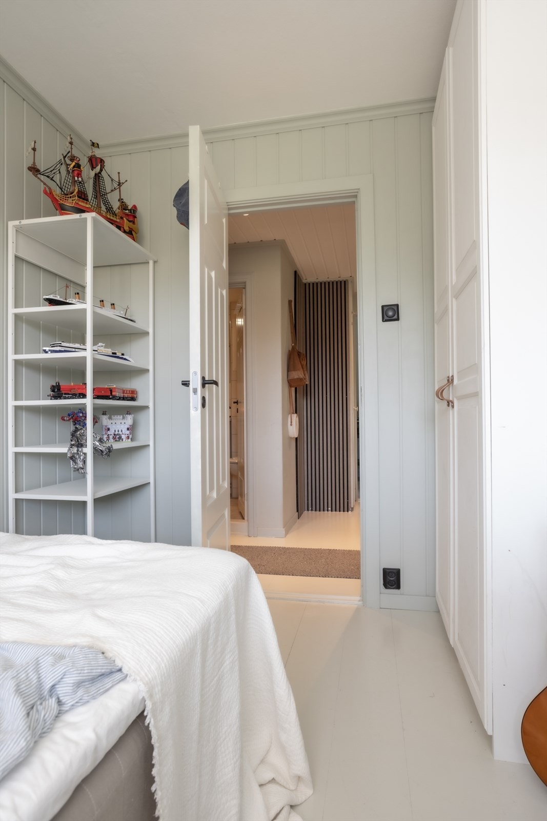 Soverom II har også garderobeskap som medfølger. Galleribilde