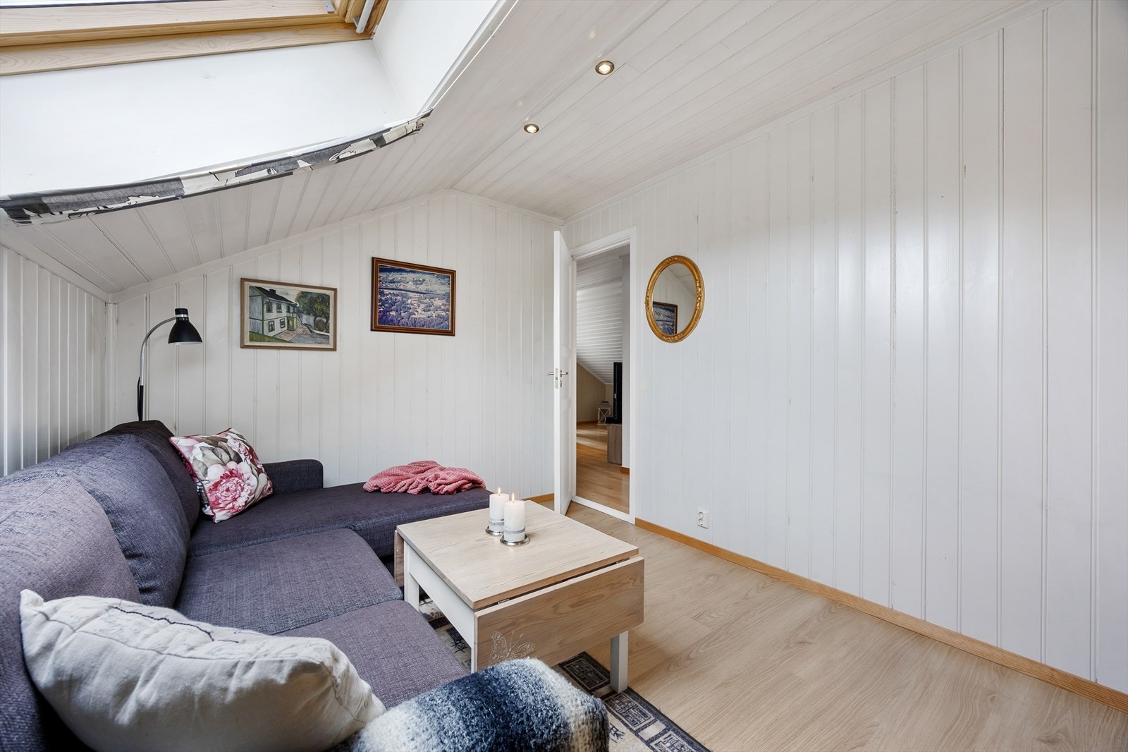 Lys loftstue med nymalte flater og fleksible innredningsmuligheter for avslapning eller hjemmekontor. Galleribilde