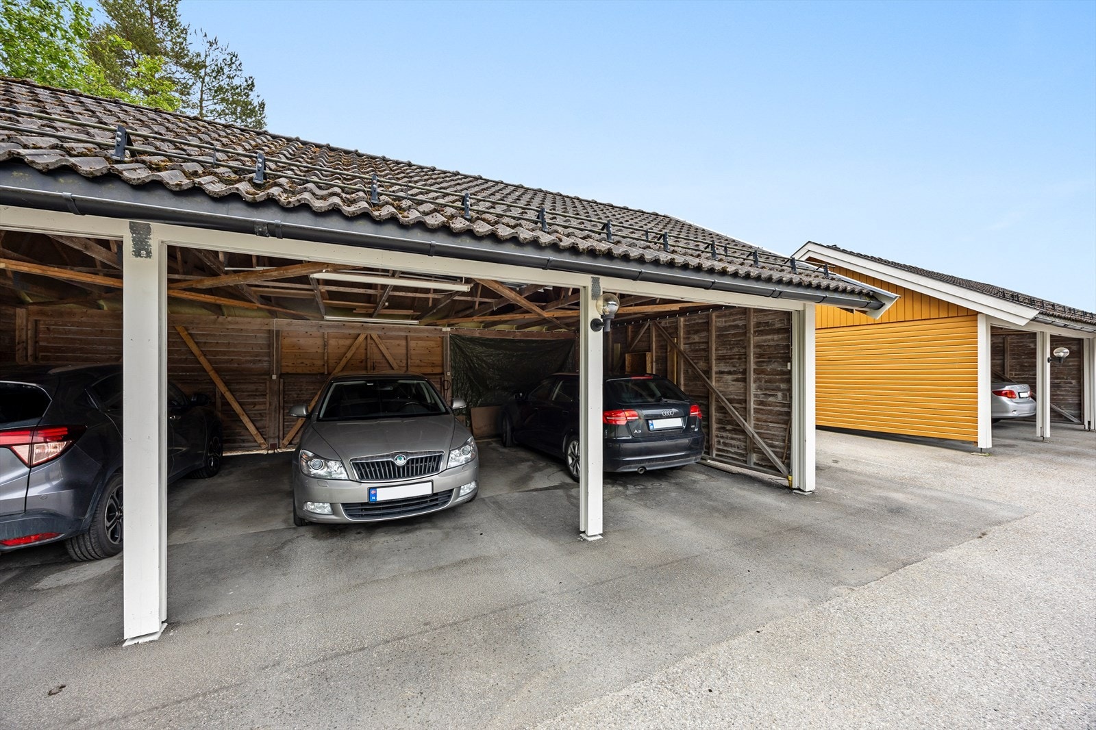 Parkeringsplass under tak gir trygg og enkel adkomst til boligen året rundt. Galleribilde
