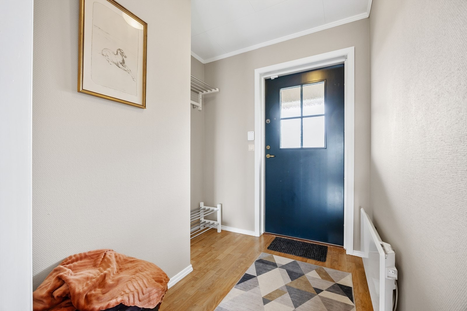 Entré med nymalte flater og god plass for oppbevaring av yttertøy. Galleribilde