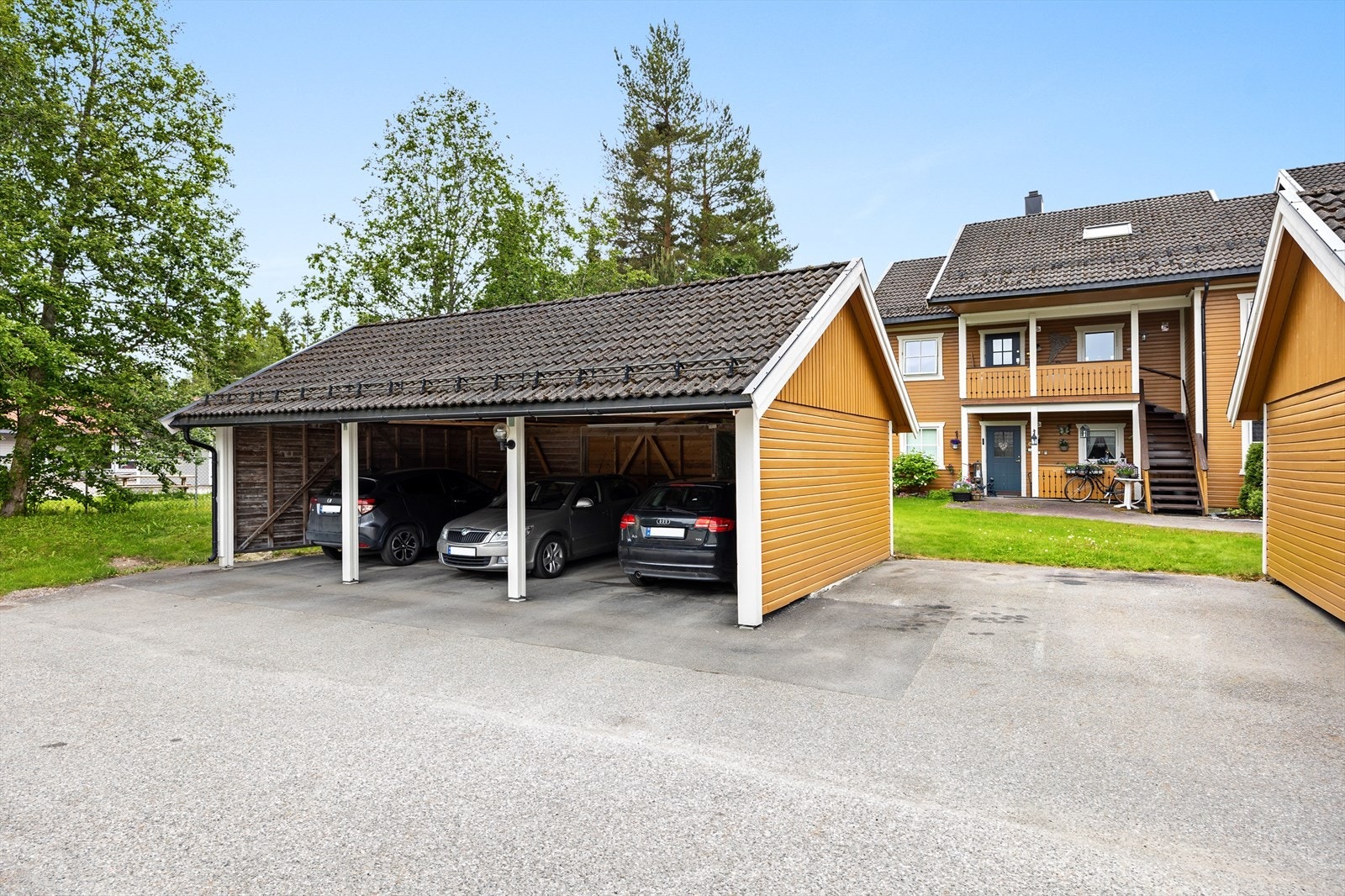 Boligen har egen parkeringsplass i carport - komfortabel og trygg parkering. Galleribilde