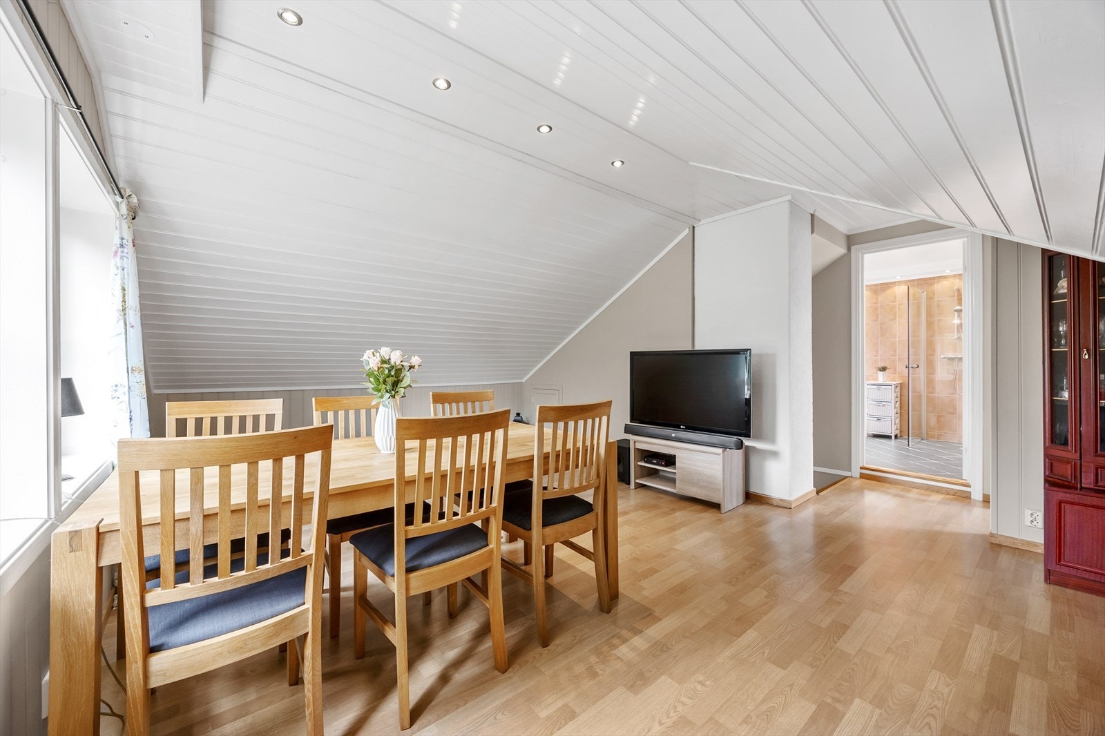 Spisestue i toppetasjen gir mulighet for langbord og hyggelige middager. Galleribilde