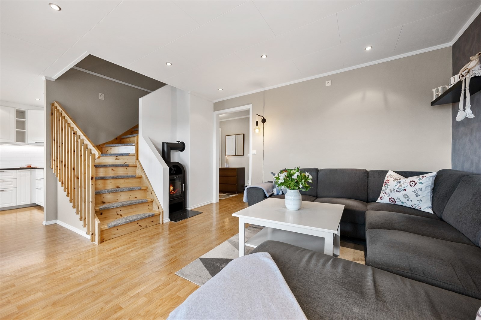 Stue med peis gir en lun stemning og plass til både sofagruppe og spisebord. Galleribilde