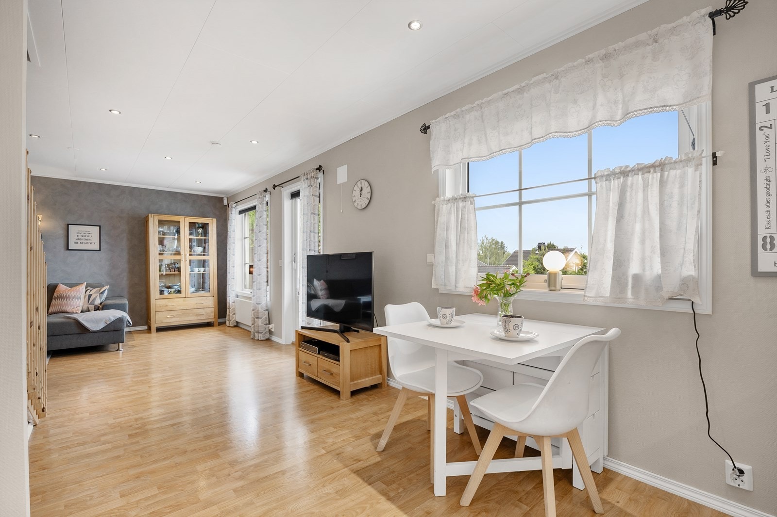 Åpen stue med god plass til både sofagruppe og spisebord for sosiale anledninger. Galleribilde