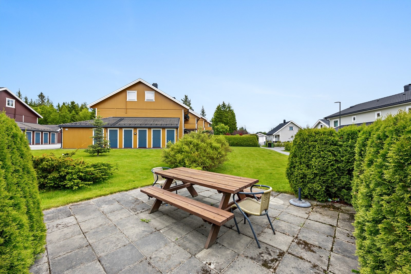 Felles uteplass med sittegruppe - perfekt for grilling og hyggelige måltider i det grønne. Galleribilde