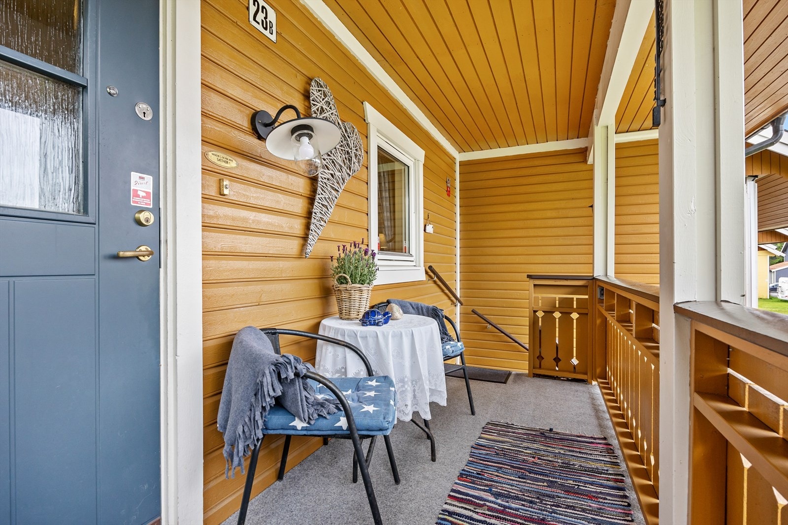 Overbygd inngangsparti/balkong - et koselig sted å starte dagen med morgenkaffen. Galleribilde